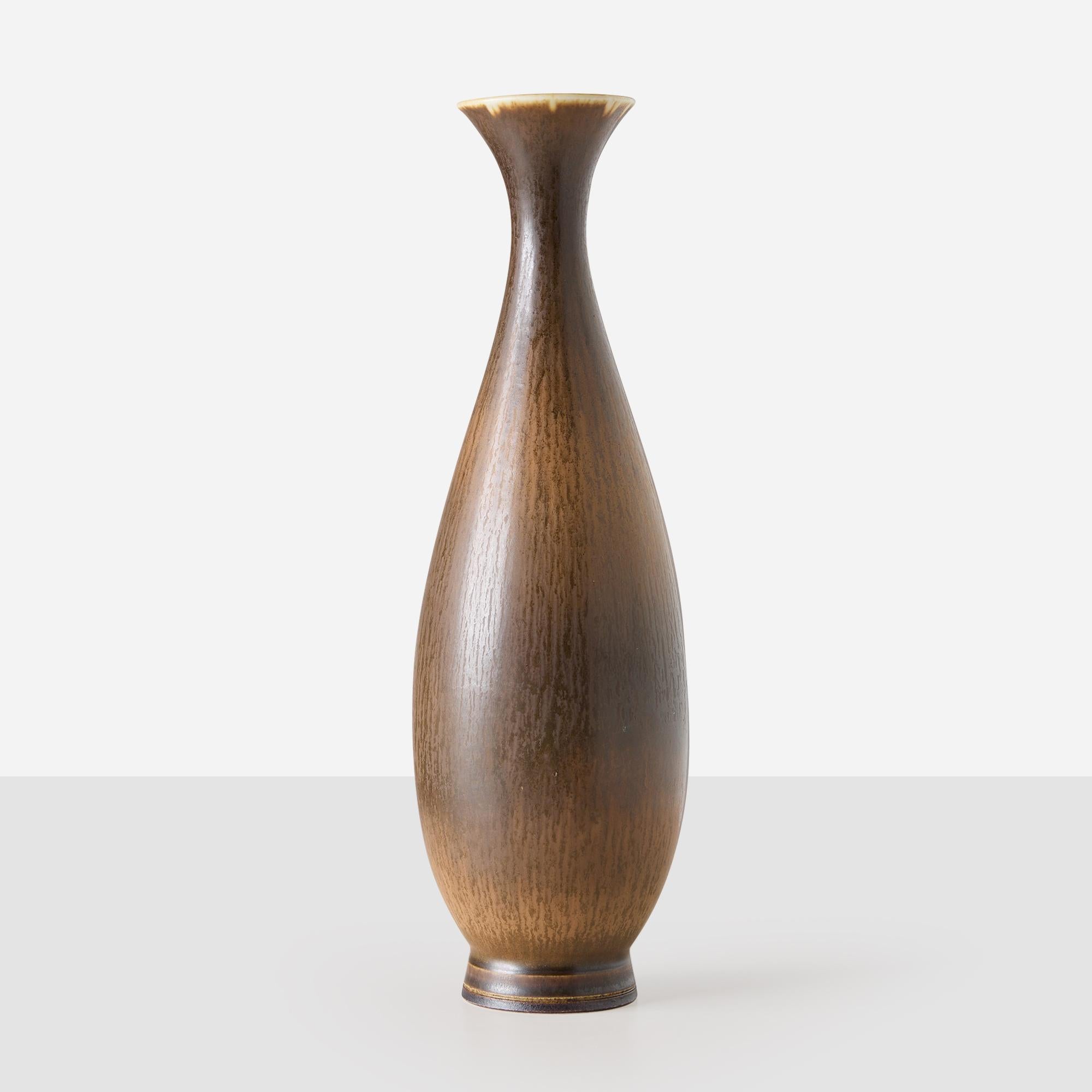 Vaso in gres prodotto a ruota da Berndt Friberg per Gustavsberg. Nota per le sue collaborazioni con maestri ceramisti come Friberg, Gustavsberg è stata una pietra miliare del design scandinavo della metà del XX secolo. Questo pezzo presenta una