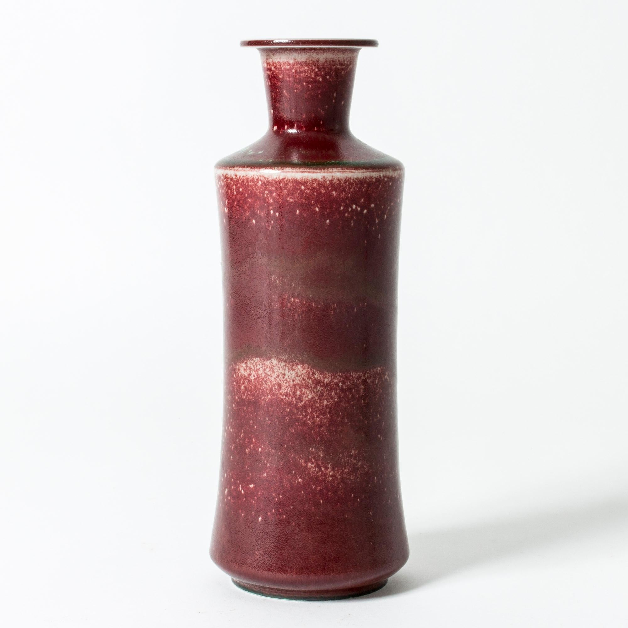 Grande vaso in gres di Berndt Friberg dal design alto, con uno smalto color sangue di bue profondo e brillante, contrastato da striature color giada e macchie non smaltate.

Berndt Friberg era un ceramista svedese, famoso per i suoi vasi e