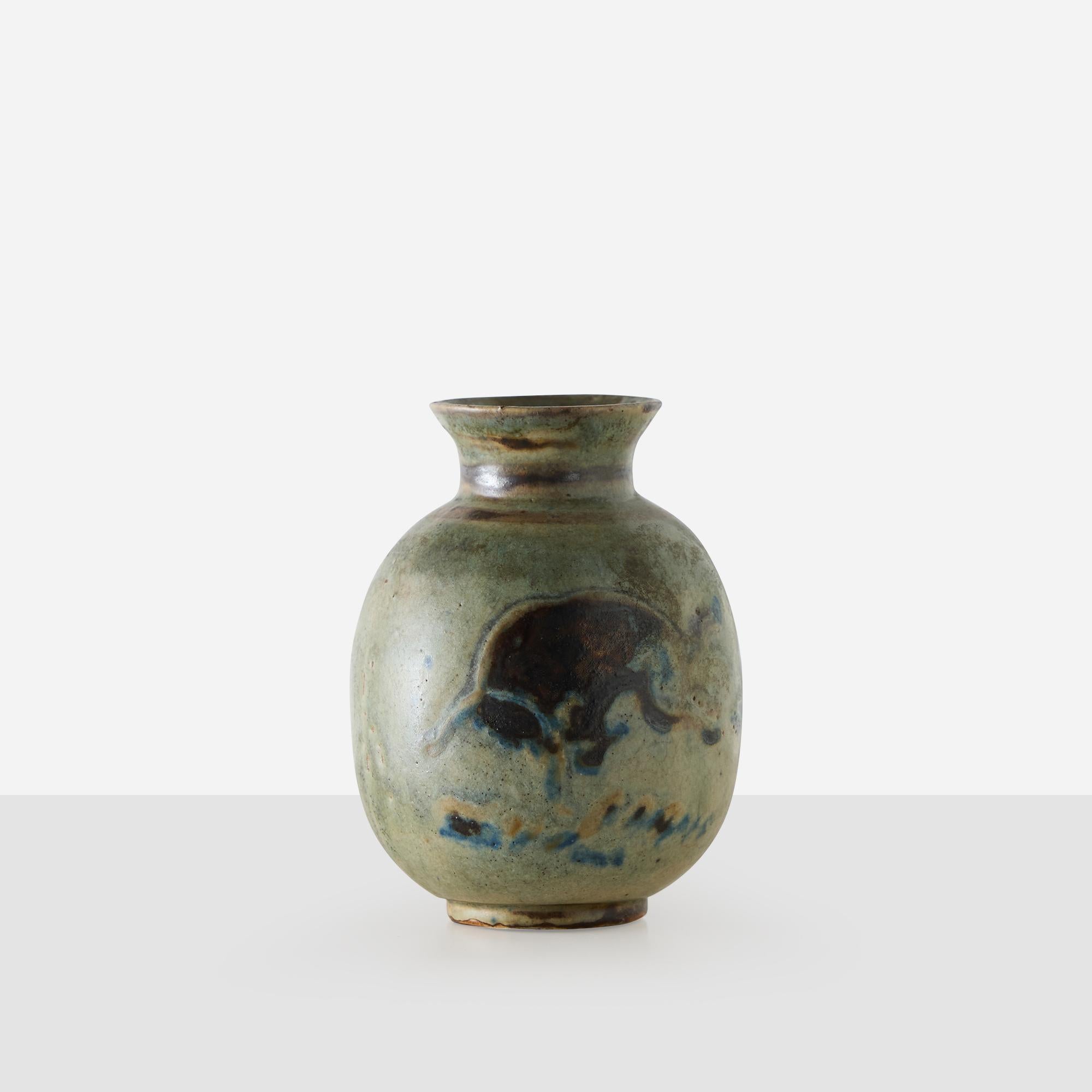 Vase aus Steinzeug des dänischen Künstlers Bode Willumsen, hergestellt in den 1940er bis 1950er Jahren. Sie hat einen runden Körper, einen kurzen ausgestellten Hals und eine strukturierte Glasur in gedämpftem Grün-Beige mit blauen und braunen
