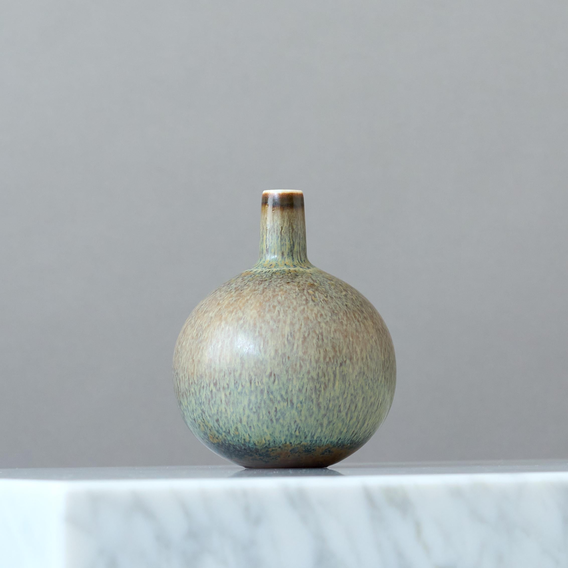 Un precioso jarrón de gres con un esmalte asombroso.
Diseñado por Carl-Harry Stålhane en Rörstrand, Suecia, década de 1950.

Gran condición. Segundo de fábrica (sin razón evidente).
Firmado 