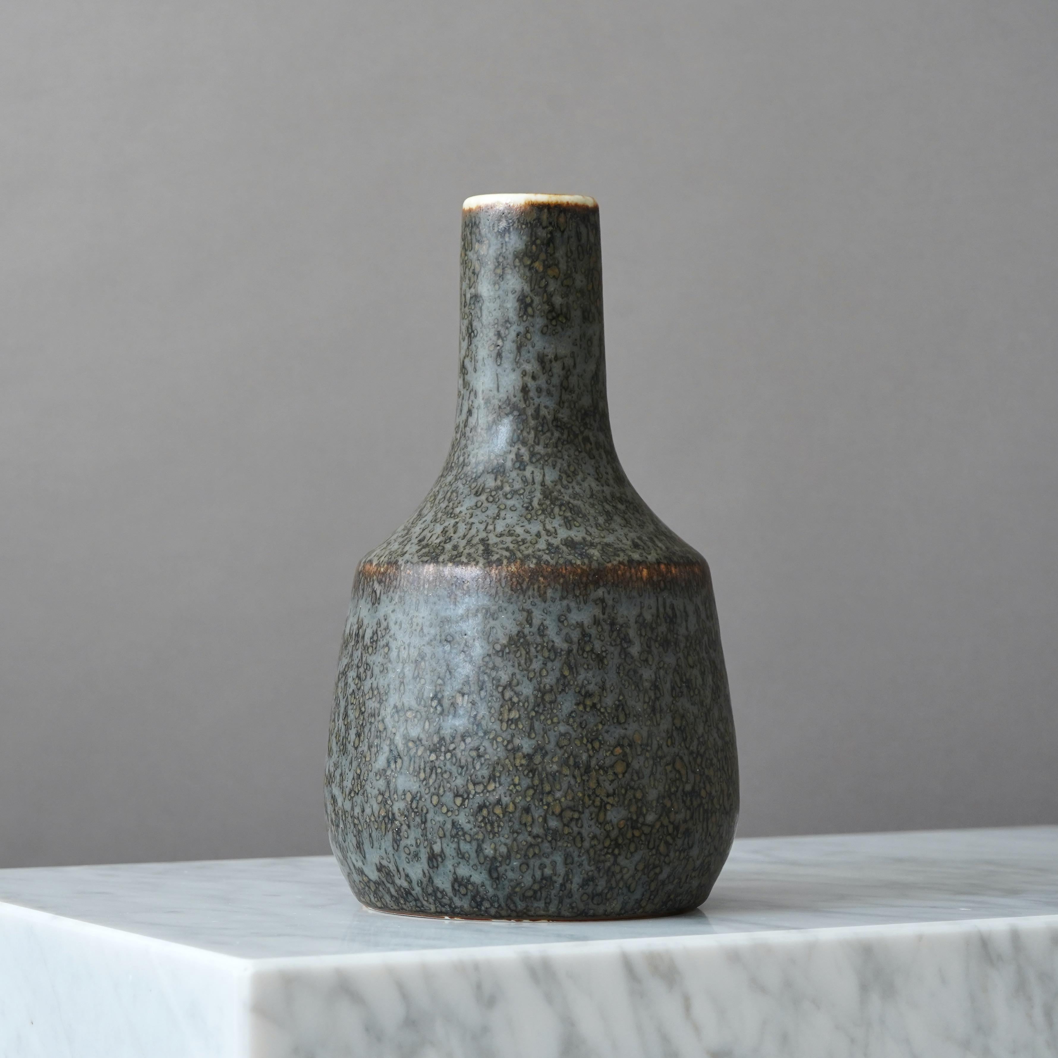 Grande vaso in gres con un'incredibile smaltatura marrone-nera.
Disegnata da Carl-Harry Stålhane a Rörstrand, Svezia, anni 1950.

Ottime condizioni. 
Firmato 