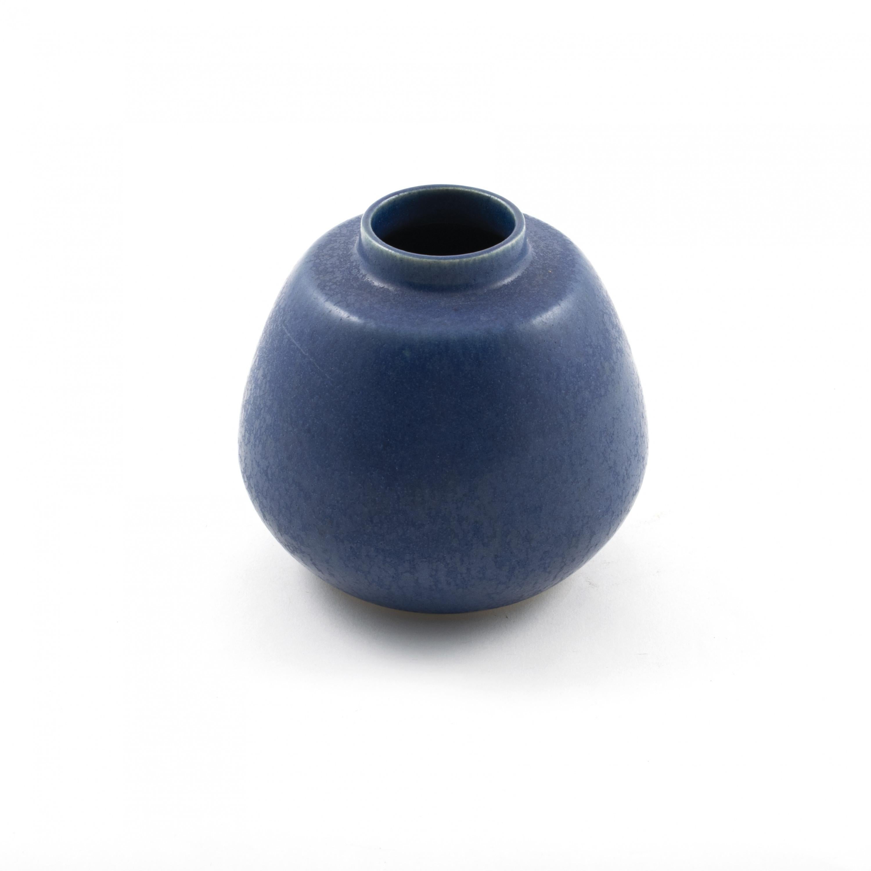 Eigil Hinrichsen 1921-1999.
Stoneware vase by Eigil Hinrichsen with blue glaze.
Monogram signed
Denmark, 1950-1960.