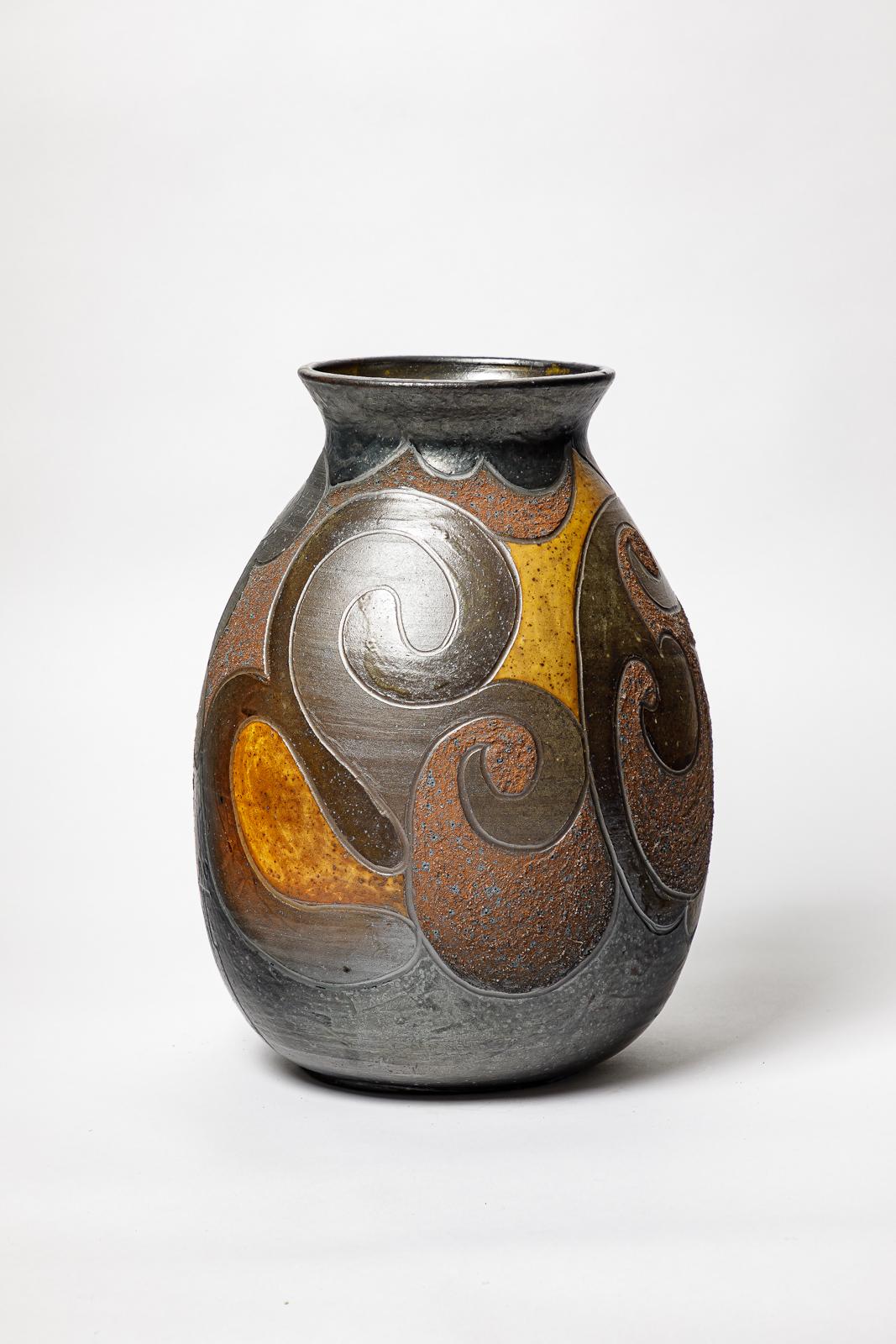 Stoneware vase by Georges Martin.
Artist monogram on the base. Circa 1970-1980.
H : 13.8 x 9.8 x 9.8 inches.
