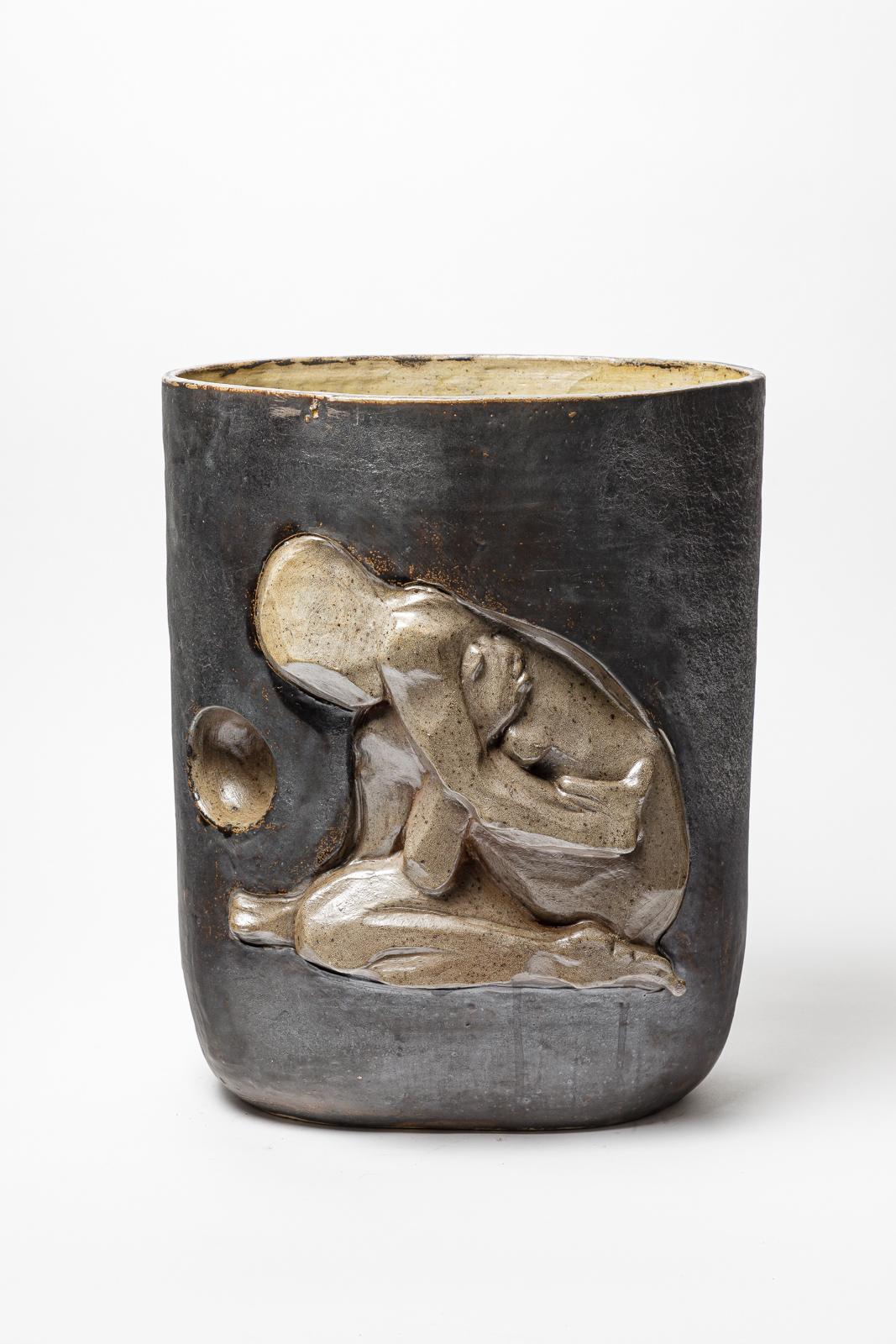 Vase aus Steingut von Georges Martin.
Künstlermonogramm auf dem Sockel. CIRCA 1970-1980.
H: 15,7 x 11,8 x 13,9 Zoll.

