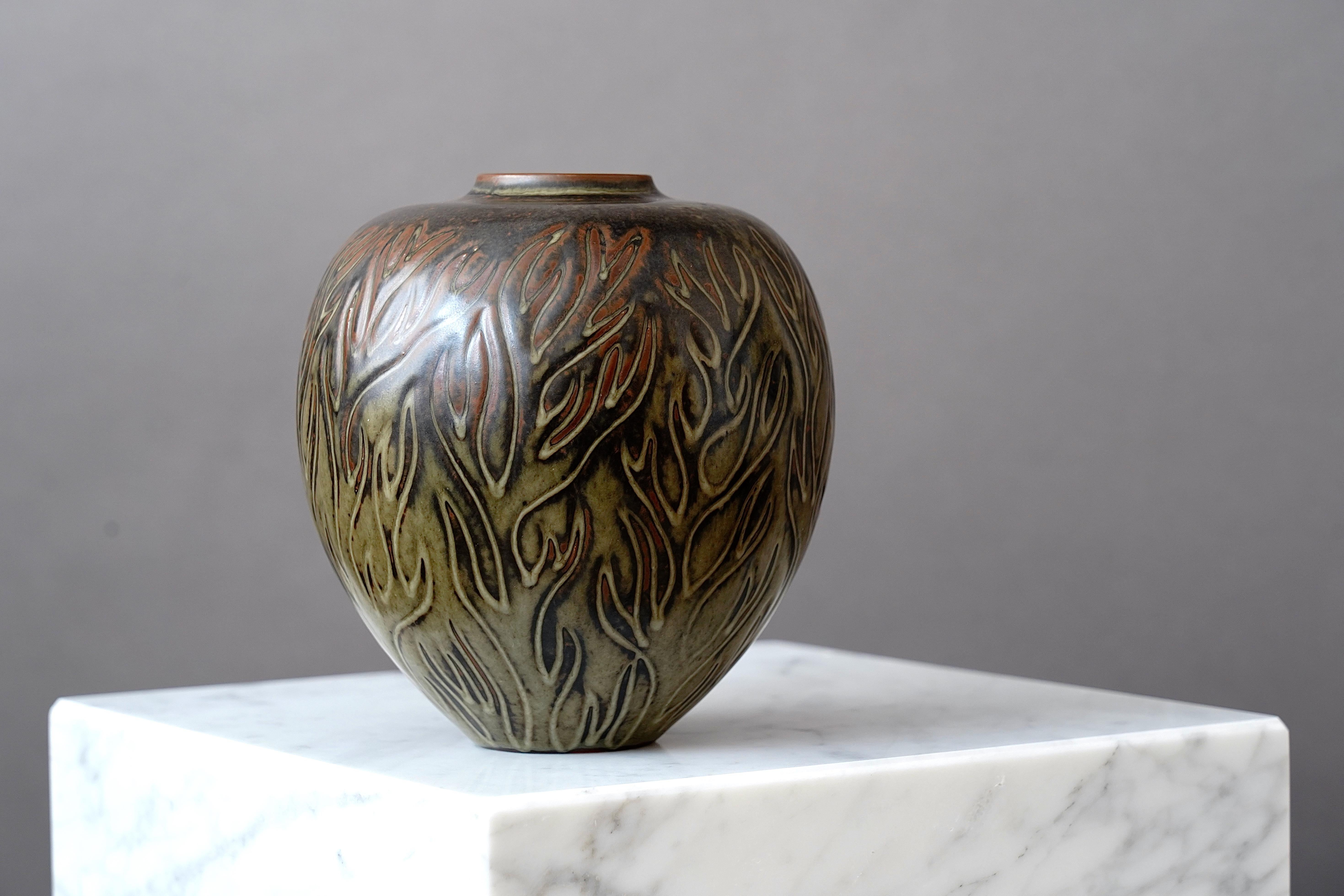 A beautiful stoneware vase with amazing sung glaze.
Made by Gerd Bogelund for Royal Copenhagen, Denmark.

Great condition. Painted monogram signature 