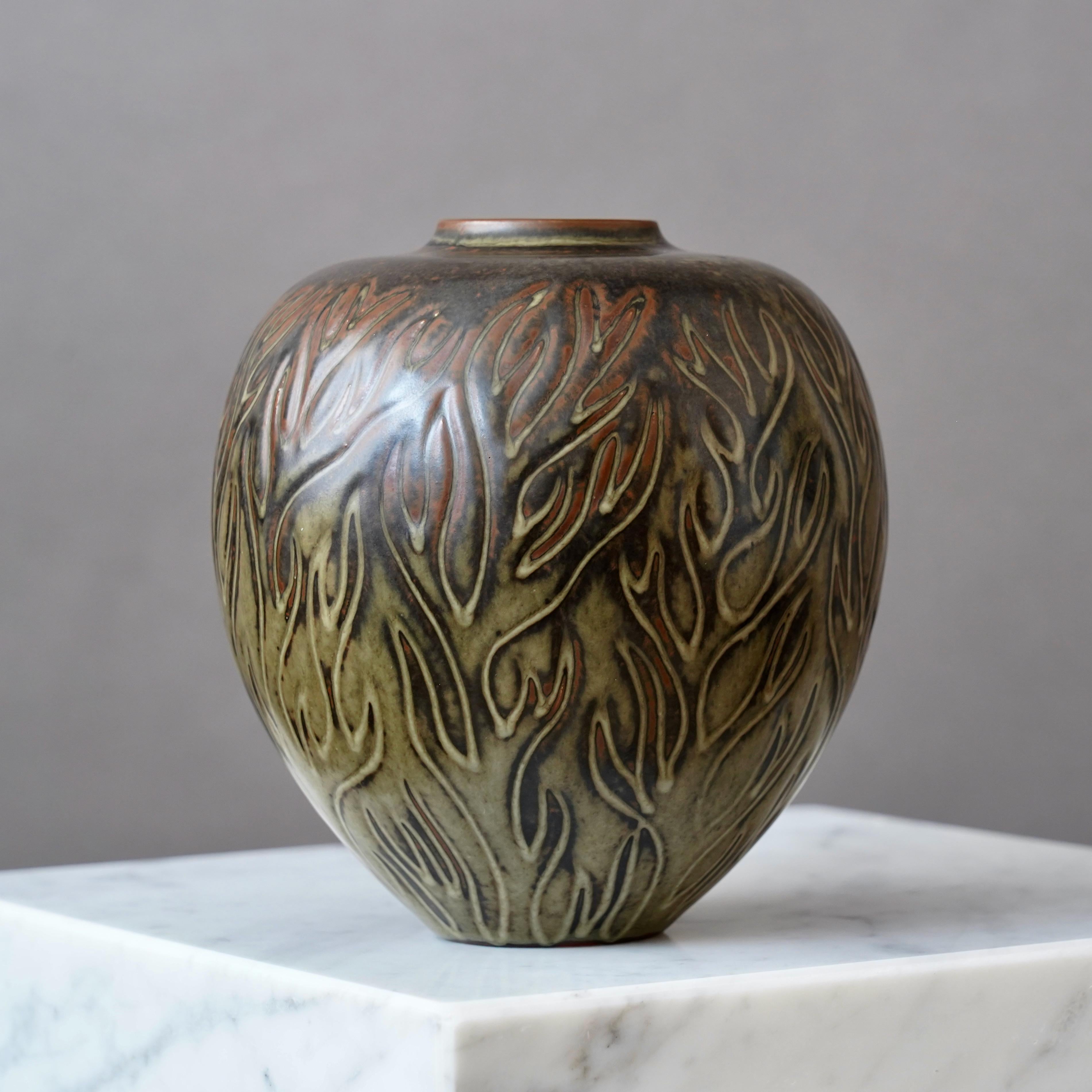Uno splendido vaso in gres con un'incredibile smaltatura Sung.
Realizzato da Gerd Bogelund per Royal Copenhagen, Danimarca, anni Cinquanta.

Ottime condizioni. Monogramma dipinto con firma 