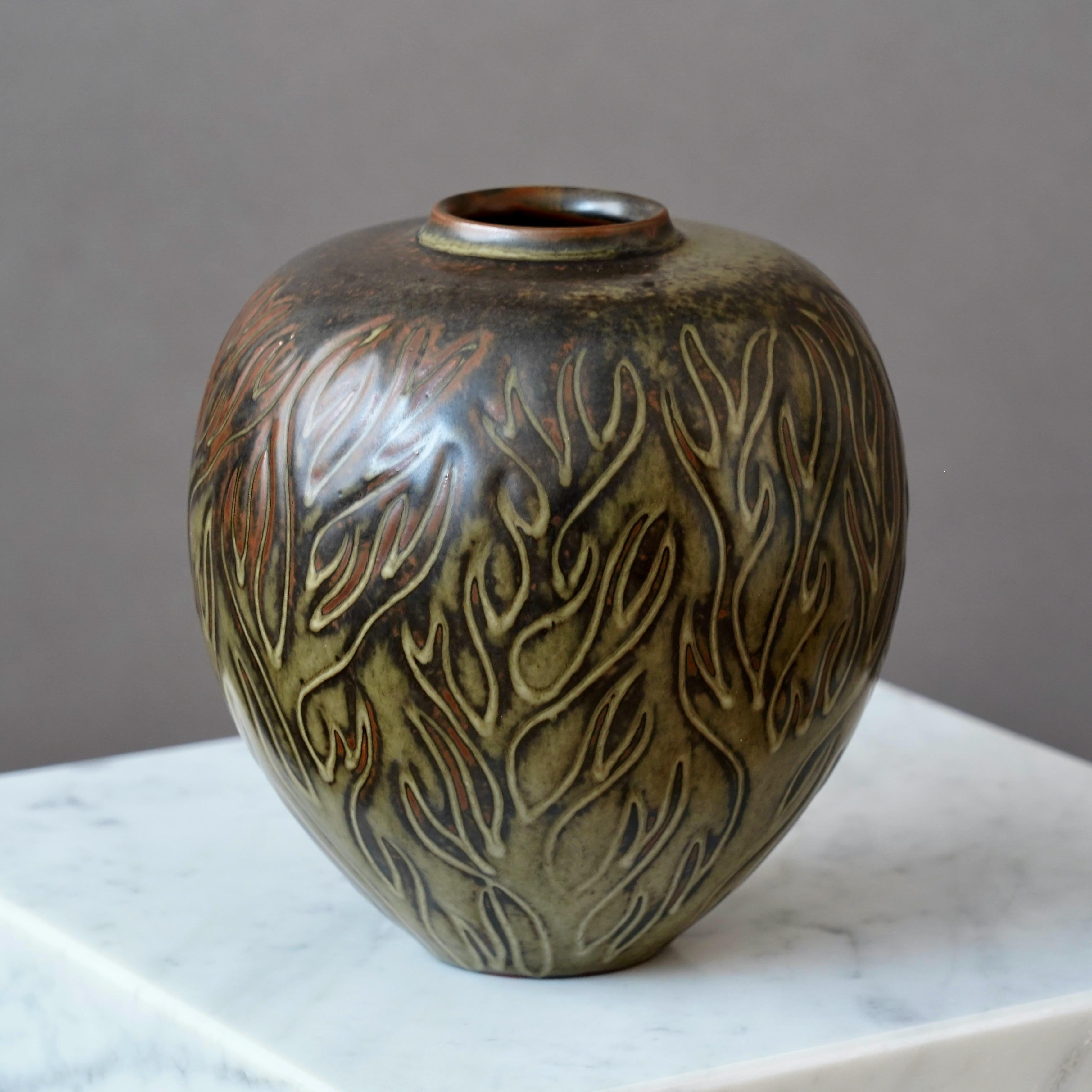 Scandinavo moderno Vaso in gres marrone di Gerd Bogelund per Royal Copenhagen, Danimarca, anni '50 in vendita