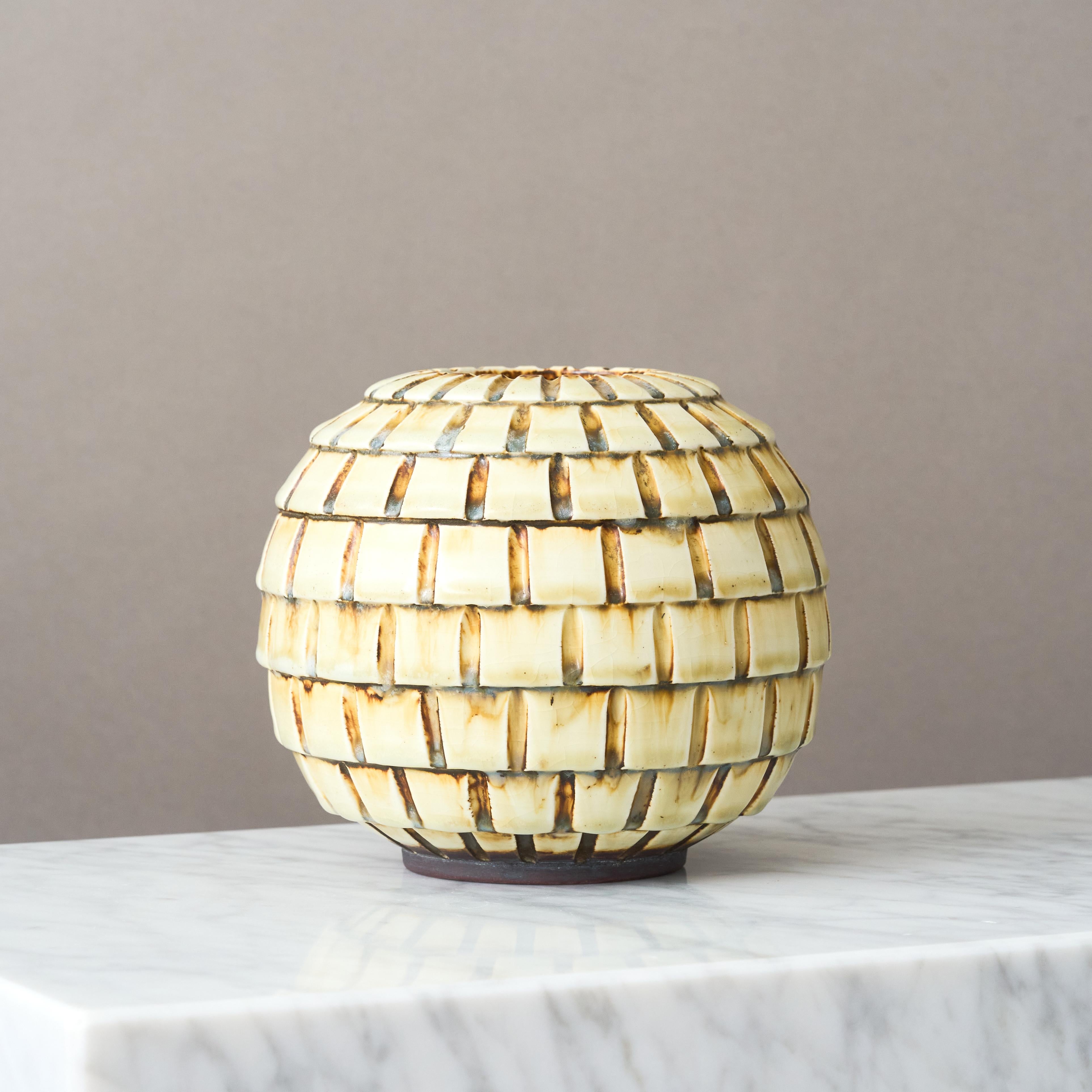 Stupendo e raro vaso in gres disegnato da Gertrud Lönegren.
Questo pezzo da studio è stato creato a Rorstrand in Svezia tra il 1936 e il 1941.
Art Deco / Swedish Grace.

Condizioni eccellenti. Timbro 