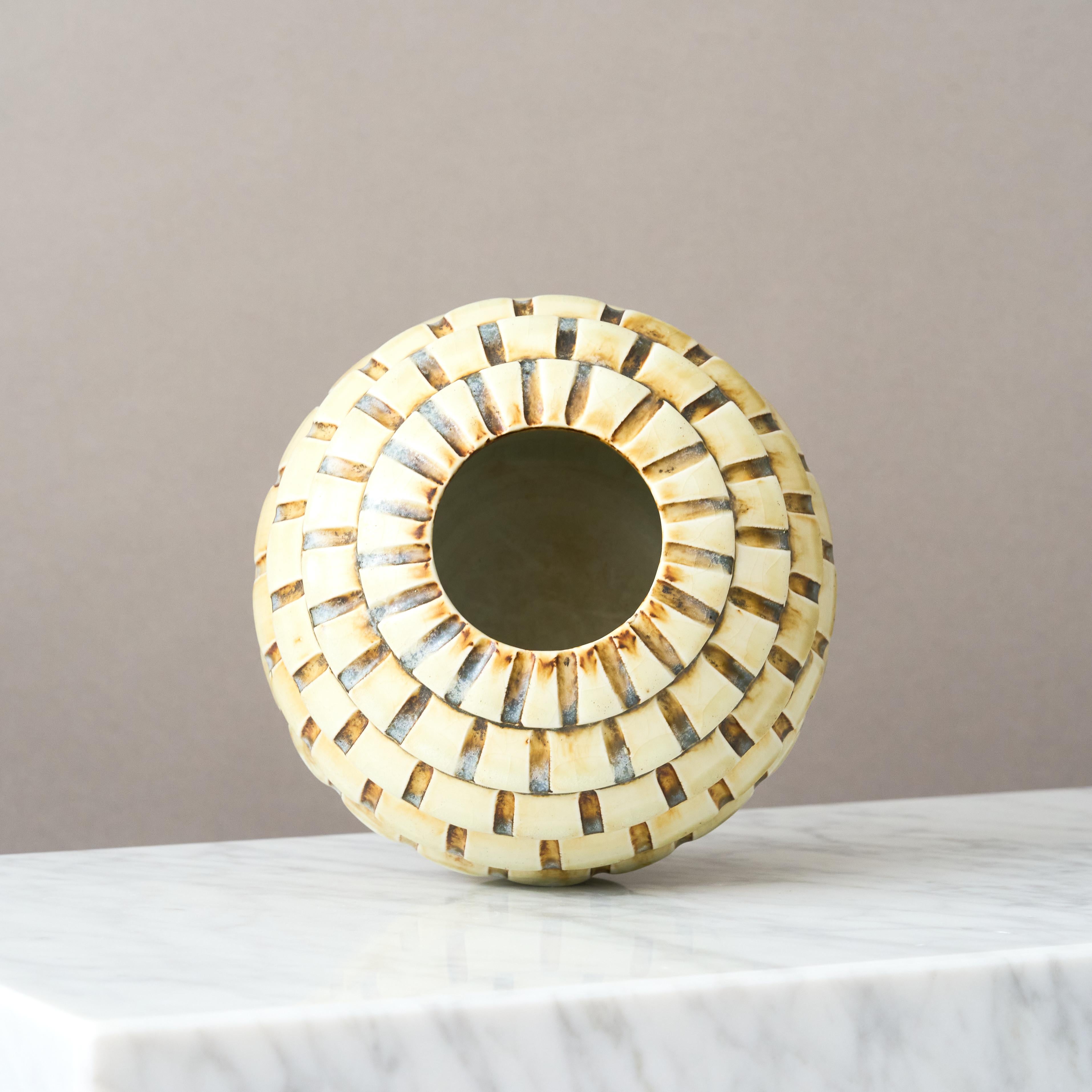 Scandinavo moderno Vaso in gres di Gertrud Lönegren, Rörstrand, Svezia, 1930. Art Deco, Giallo. in vendita