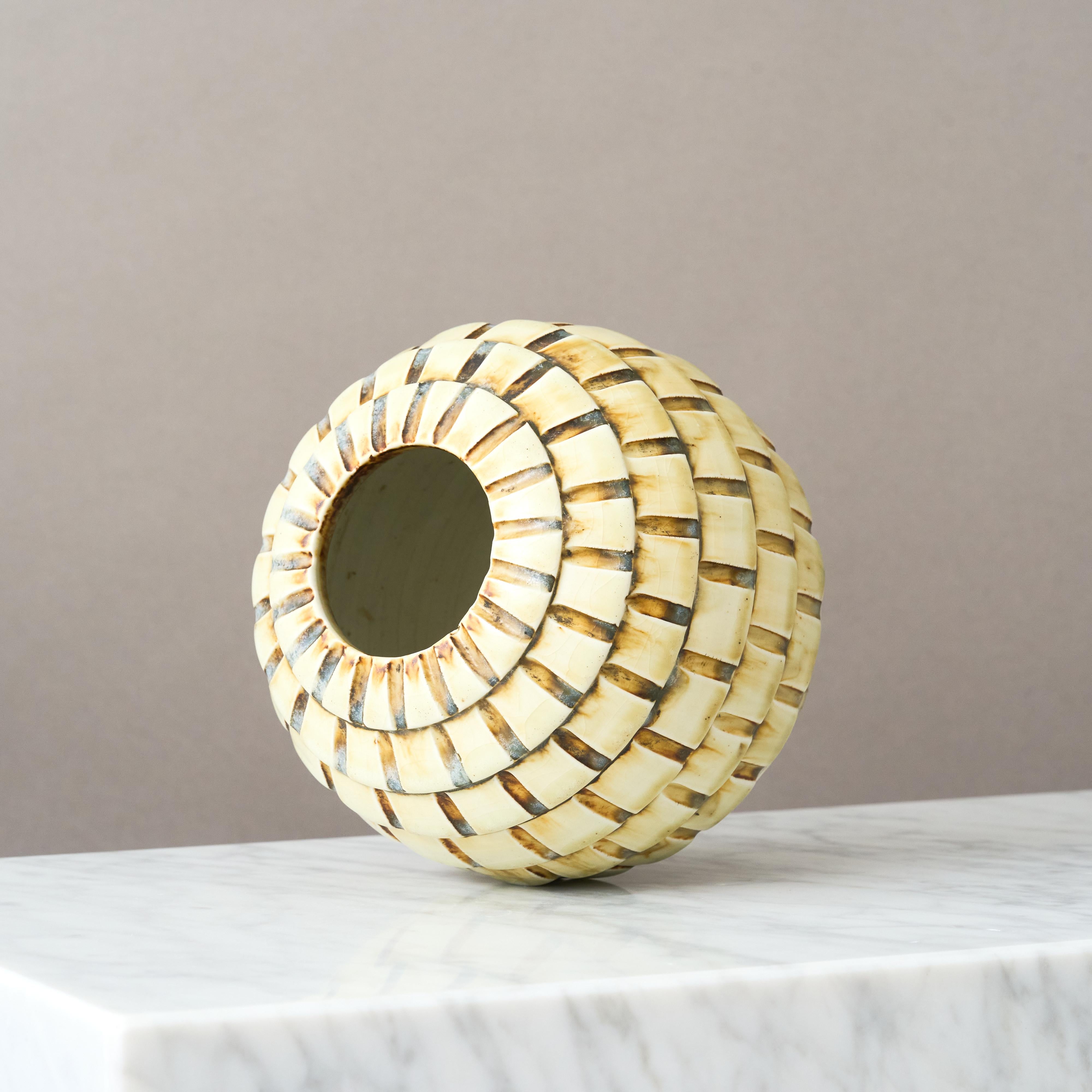 Svedese Vaso in gres di Gertrud Lönegren, Rörstrand, Svezia, 1930. Art Deco, Giallo. in vendita