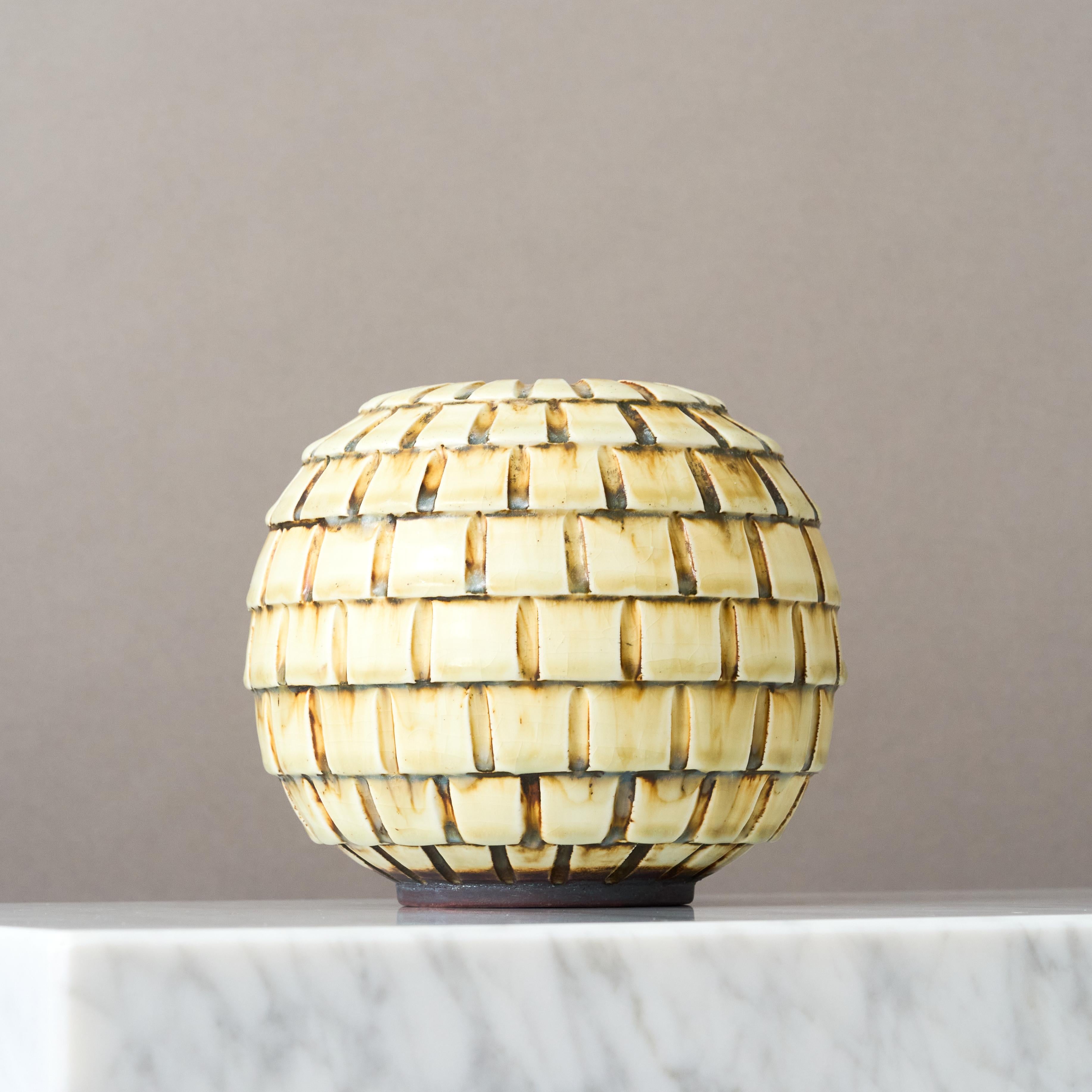Smaltato Vaso in gres di Gertrud Lönegren, Rörstrand, Svezia, 1930. Art Deco, Giallo. in vendita