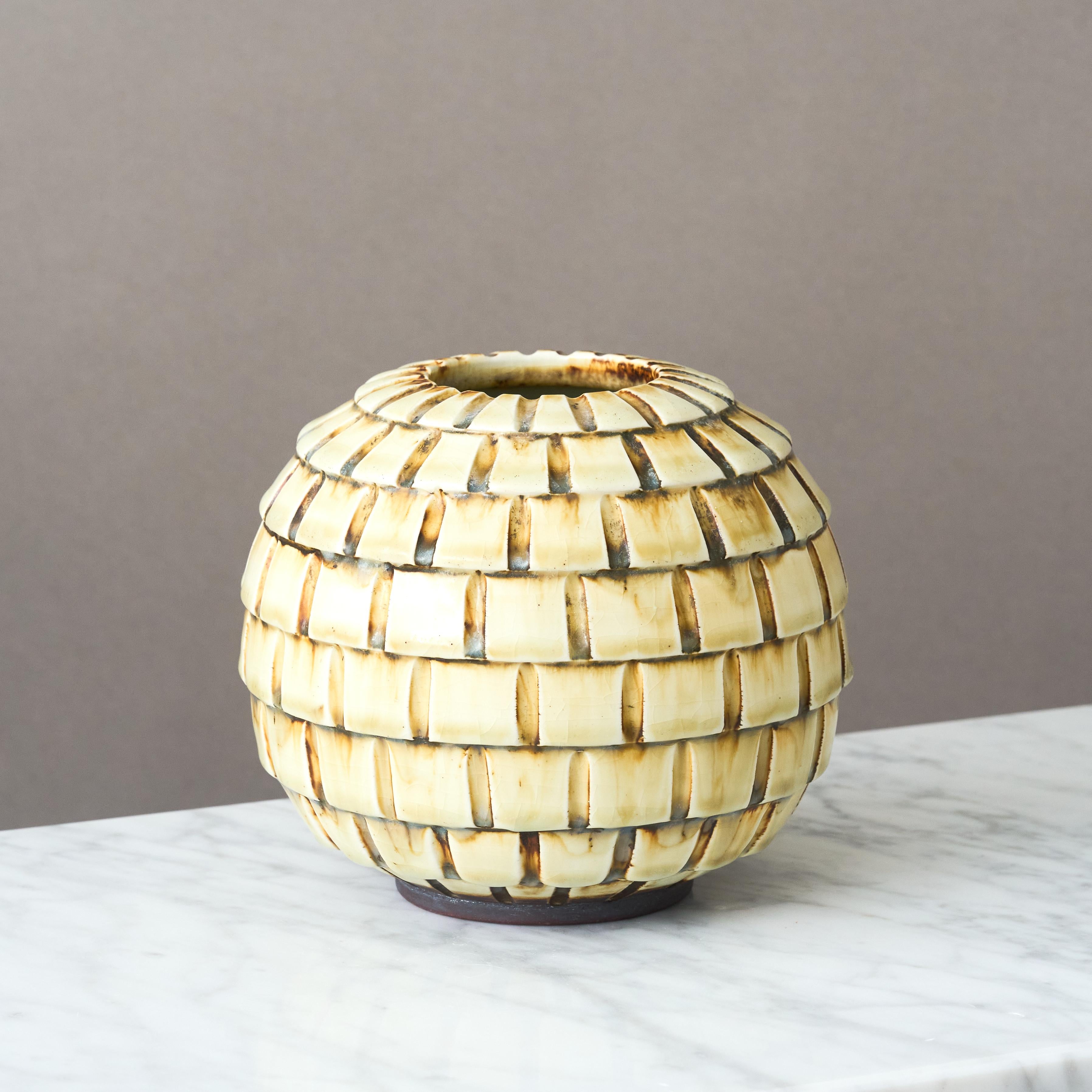 Vaso in gres di Gertrud Lönegren, Rörstrand, Svezia, 1930. Art Deco, Giallo. In condizioni buone in vendita a Malmö, SE