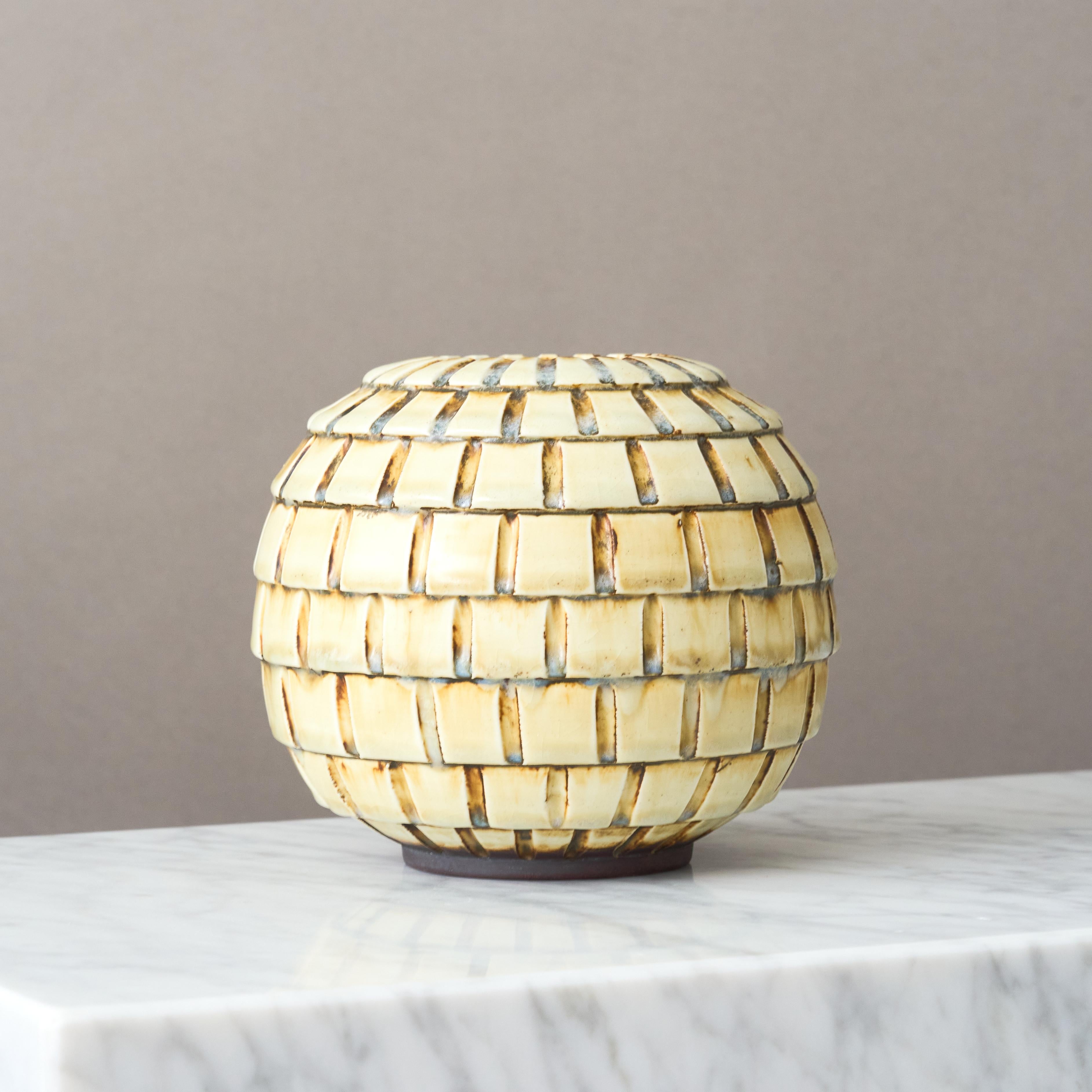 Ceramica Vaso in gres di Gertrud Lönegren, Rörstrand, Svezia, 1930. Art Deco, Giallo. in vendita