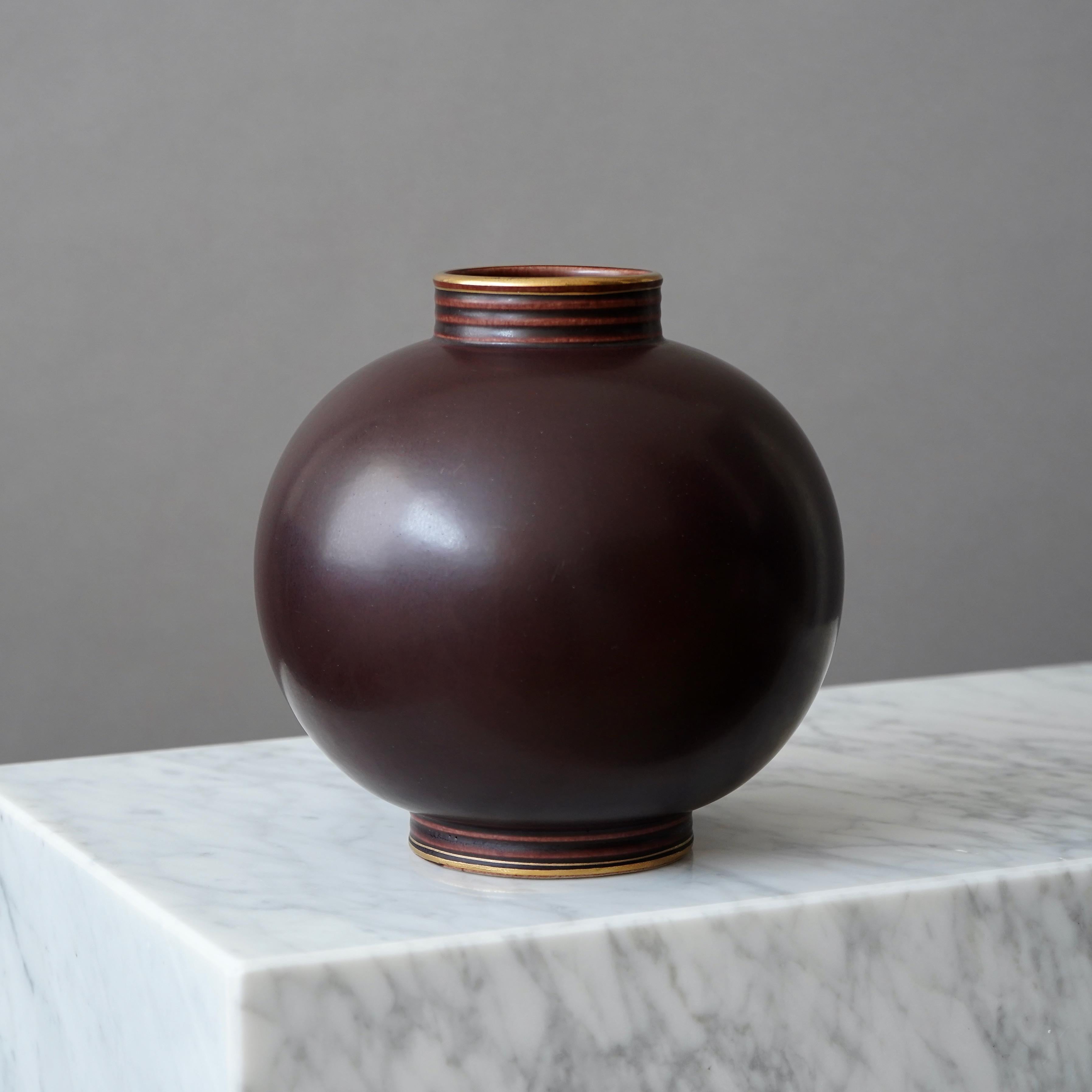 Eine schöne Vase aus Steingut mit toller Glasur. 
Entworfen von Gunnar Nylund für Rorstrand, Schweden, 1930er Jahre.  

Toller Zustand. In Gold gestempelt 