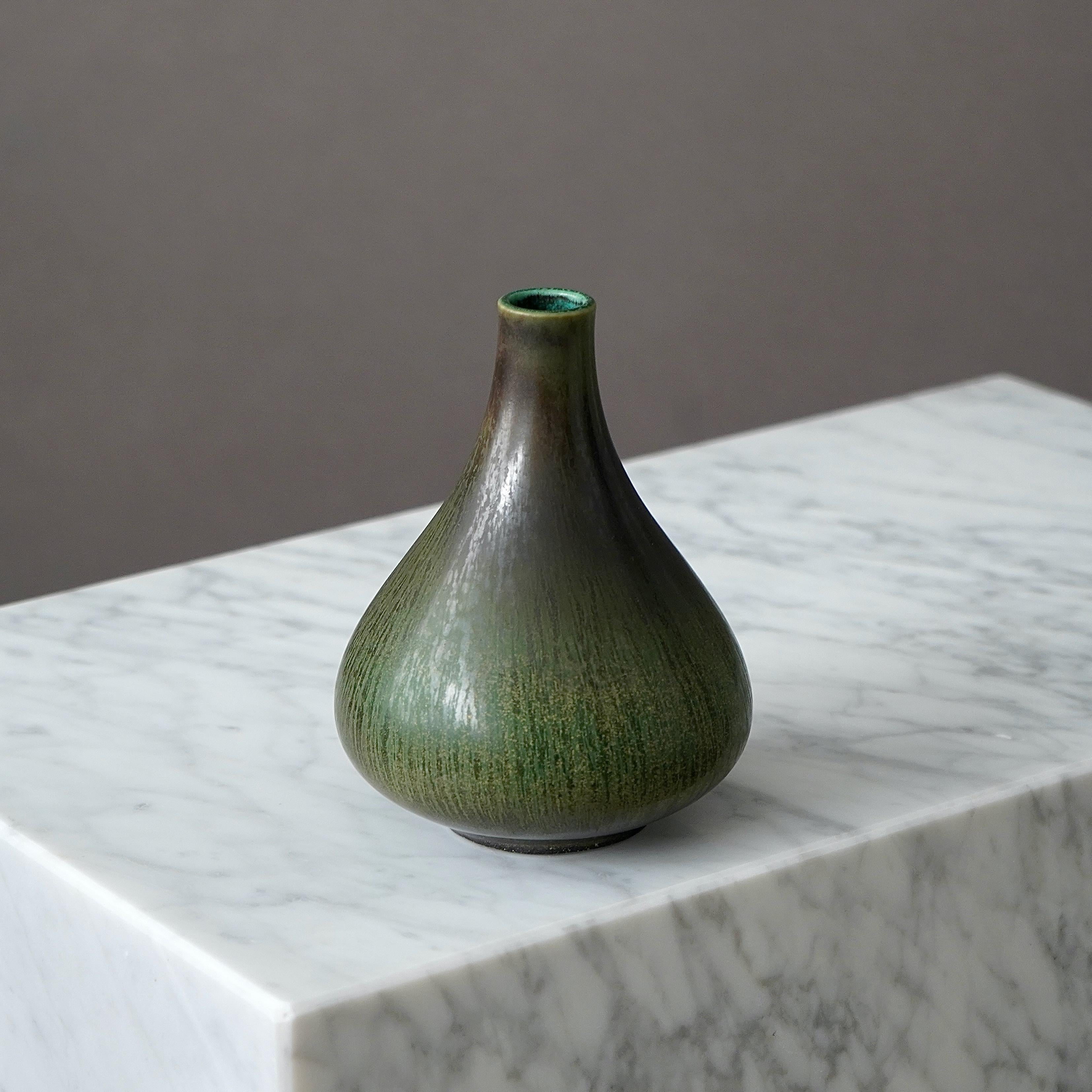 Un magnifique et rare vase en grès avec une glaçure étonnante. 
Conçu par Gunnar Nylund pour Rorstrand, Suède, années 1950.  

Signature incisée 
