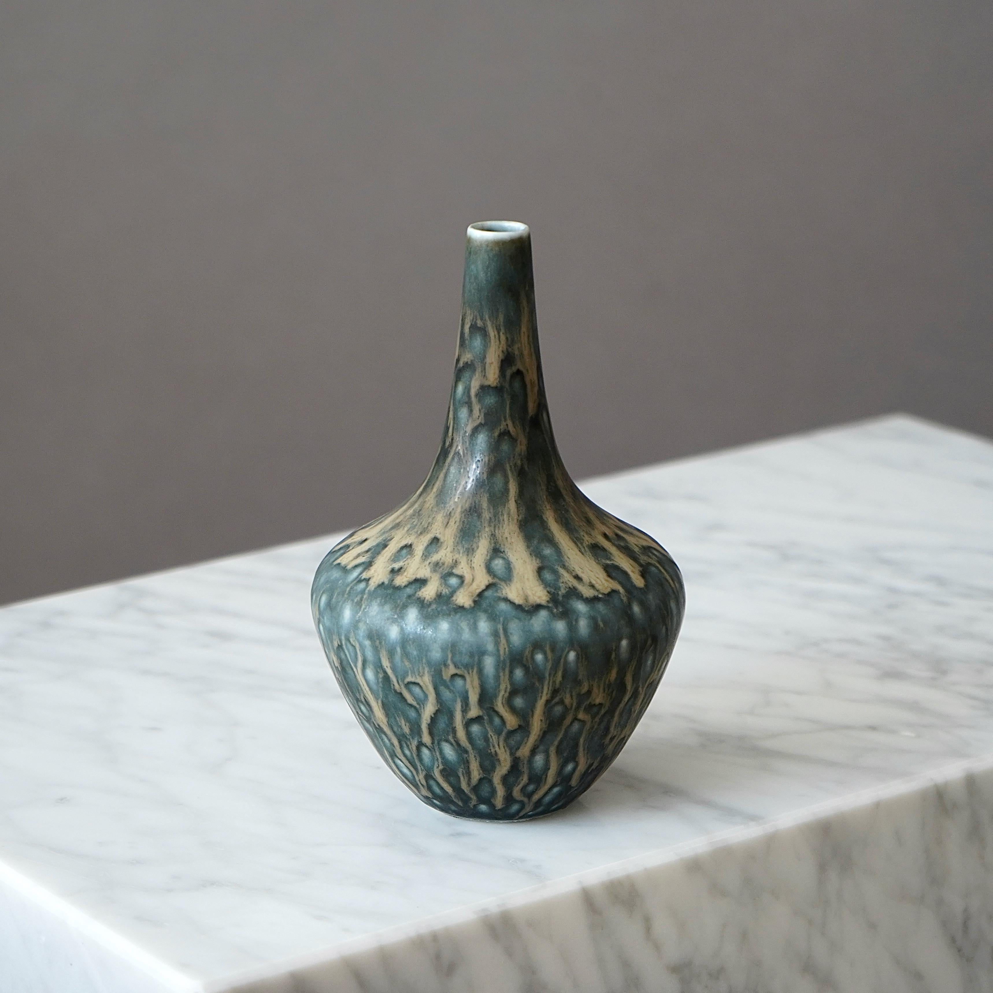 Eine schöne Vase aus Steingut mit toller Glasur. 
Entworfen von Gunnar Nylund für Rorstrand, Schweden, 1950er Jahre.  

Ausgezeichneter Zustand. Eingeschnittene Signatur 