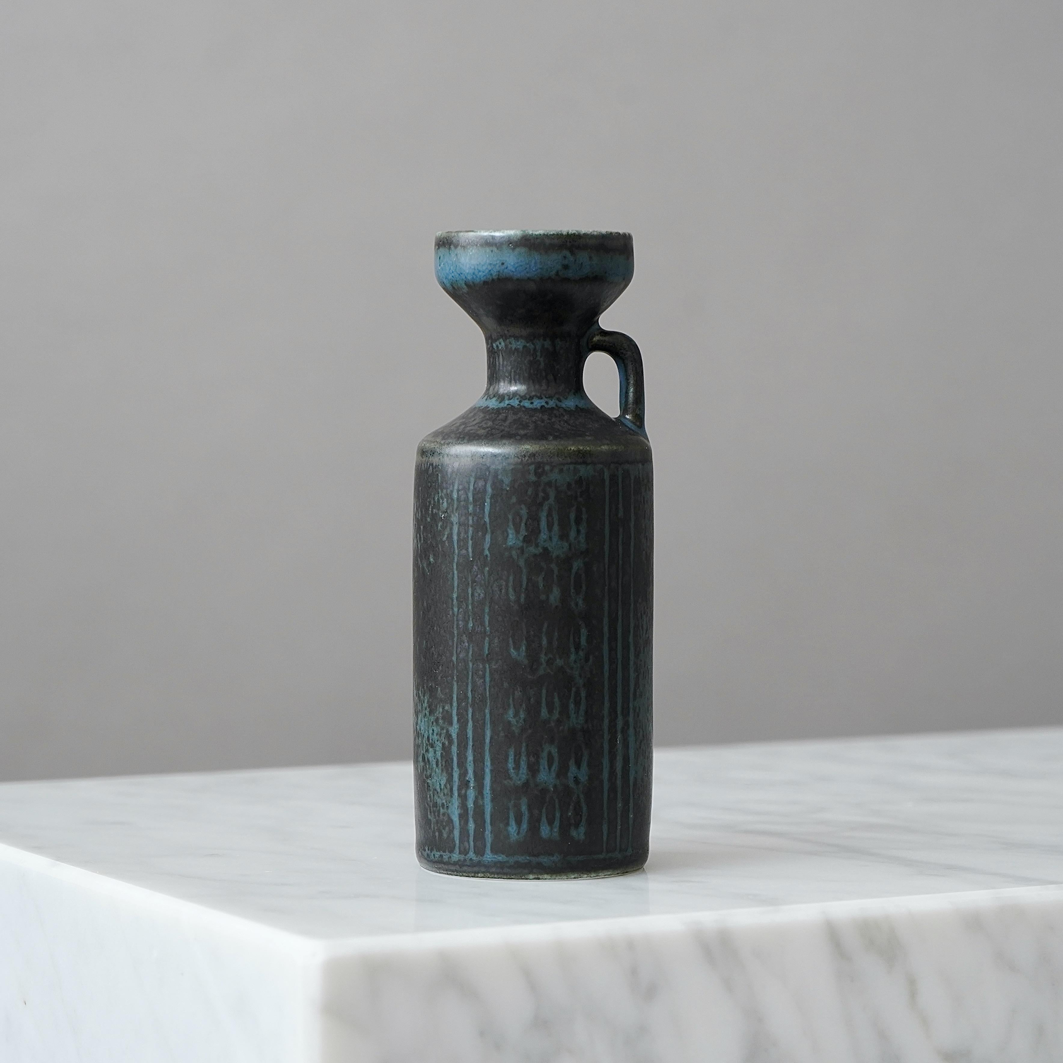 Un bellissimo vaso in gres con manico. 
Disegnata da Gunnar Nylund per Rorstrand, Svezia, anni '1950.  

Ottime condizioni. Firma incisa 
