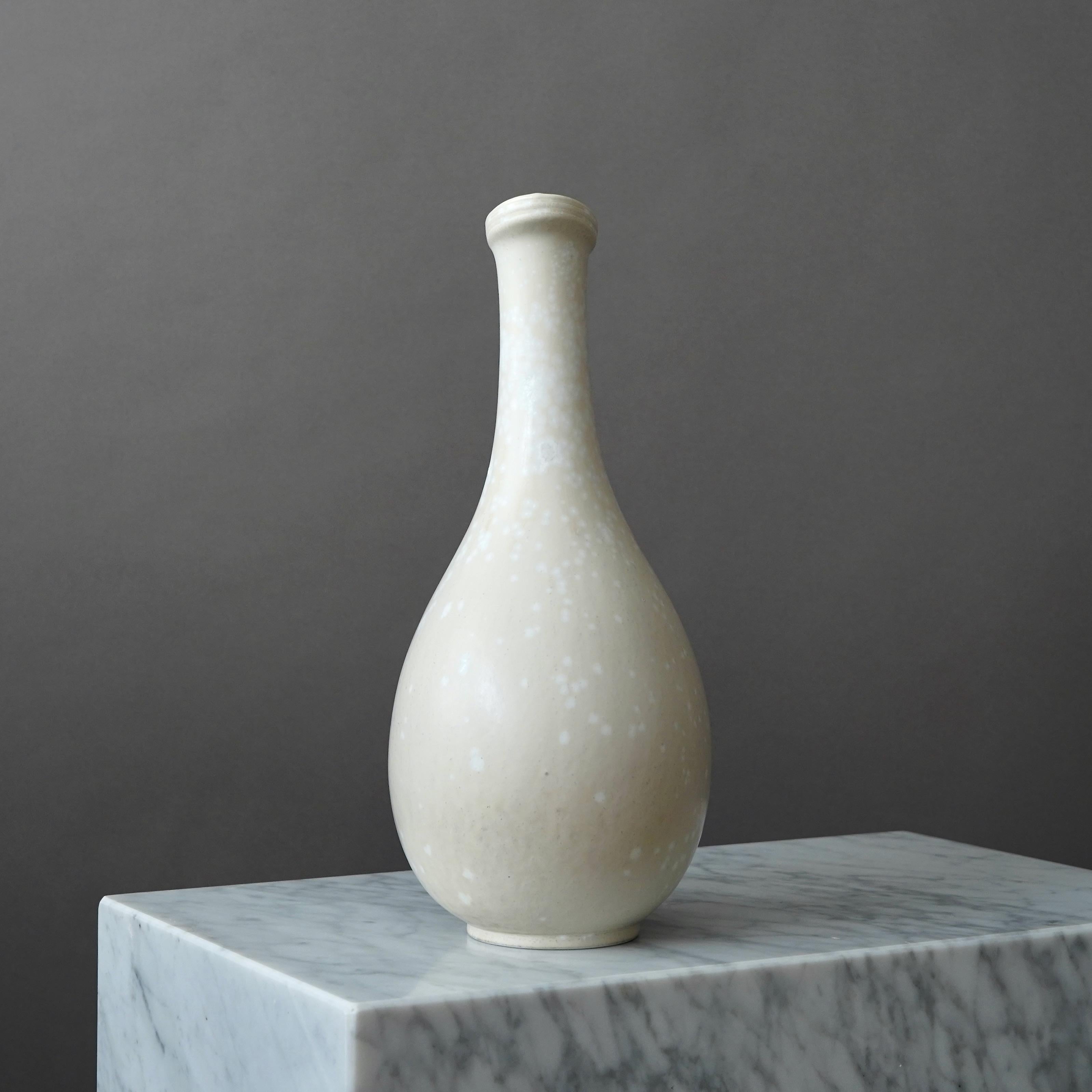 XX secolo Grande vaso in gres bianco di Gunnar Nylund per Rorstrand, Svezia, anni '50 in vendita