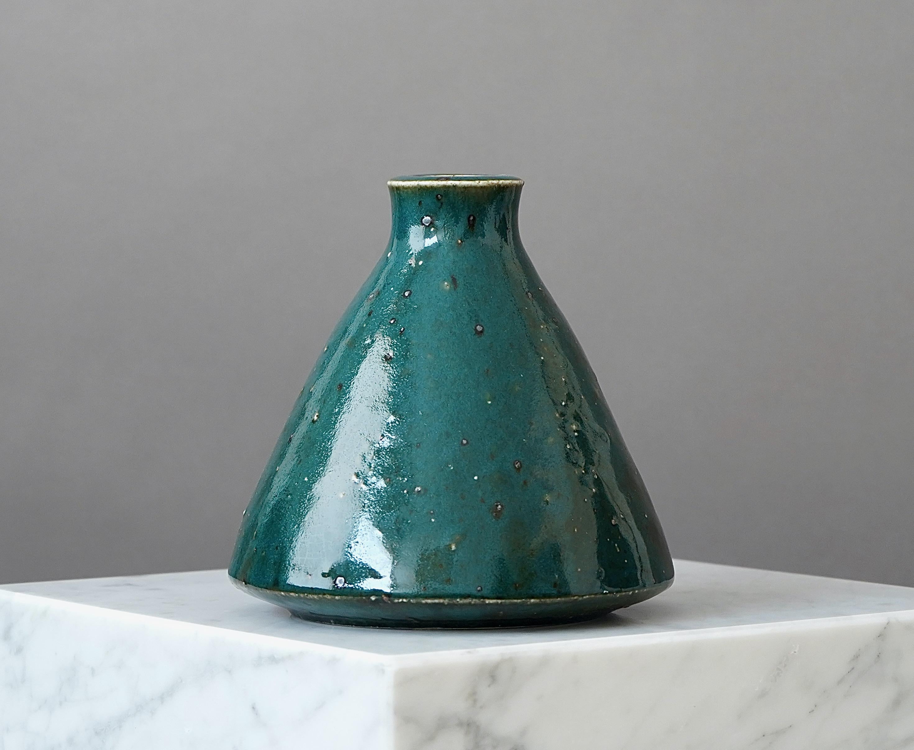 A beautiful stoneware vase with amazing glaze.
Made by Marianne Westman for Rorstrand, Sweden, 1960s.

Great condition. 
Incised signature 