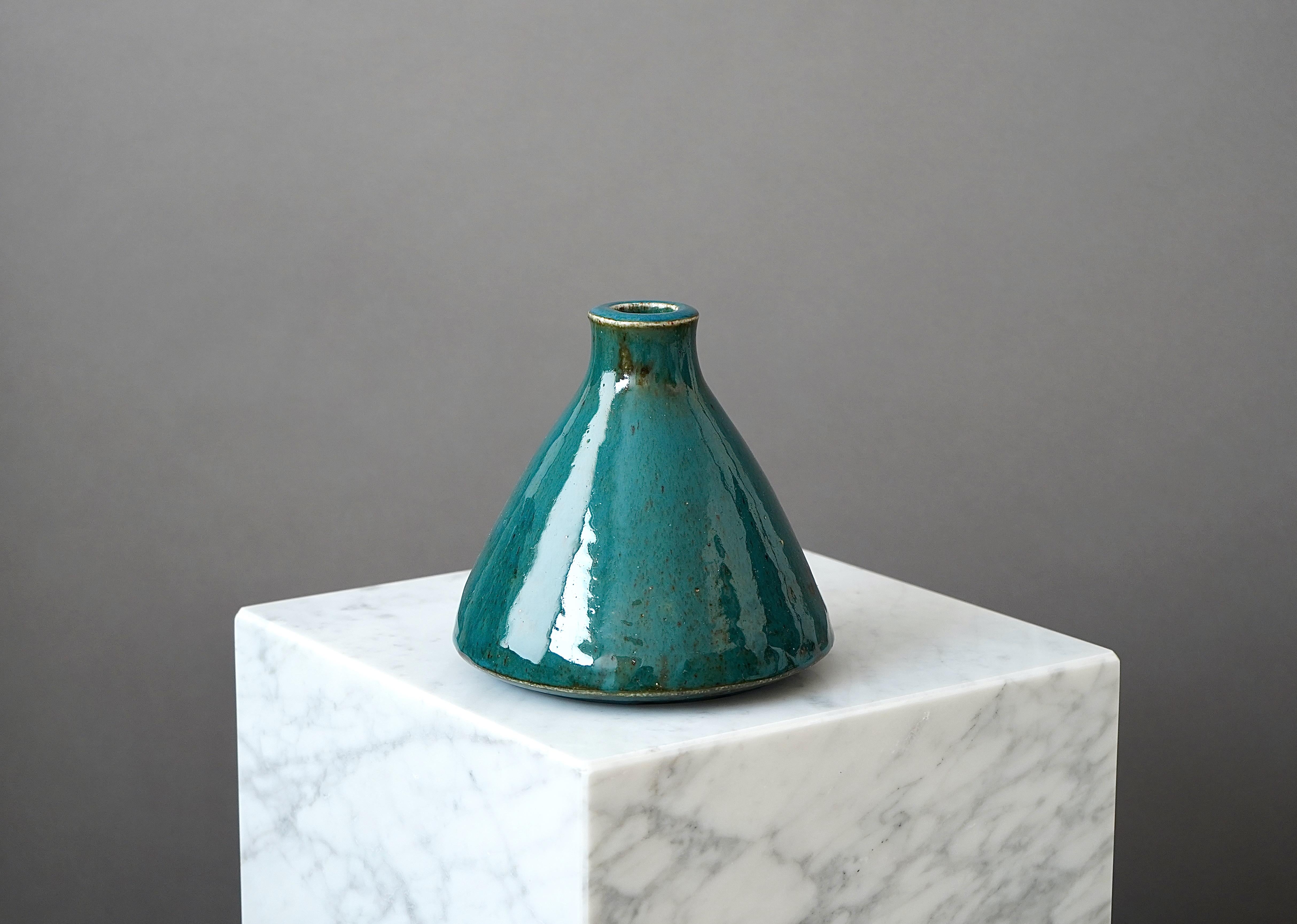 Un bellissimo vaso in gres con un'incredibile smaltatura.
Realizzato da Marianne Westman per Rorstrand, Svezia, anni '60.

Ottime condizioni. 
Firma incisa 