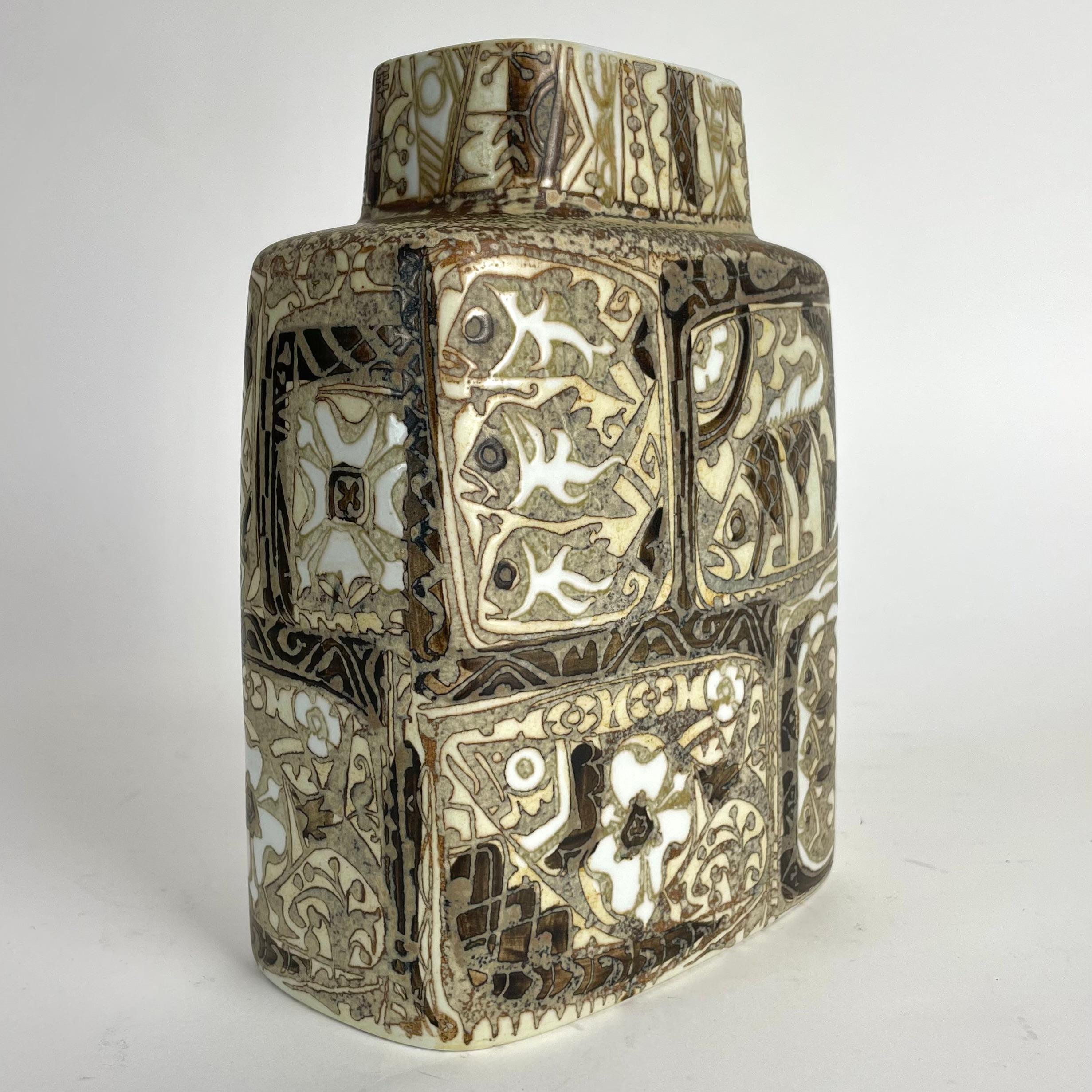 Vaso in gres di Nils Thorsson per Royal Copenhagen - Circa 1960

Un vaso in gres unico e decorativo disegnato da Nils Thorsson (1898-1975) per Royal Copenhagen, Danimarca. Il vaso presenta un motivo ricco di dettagli nei toni della terra, con motivi