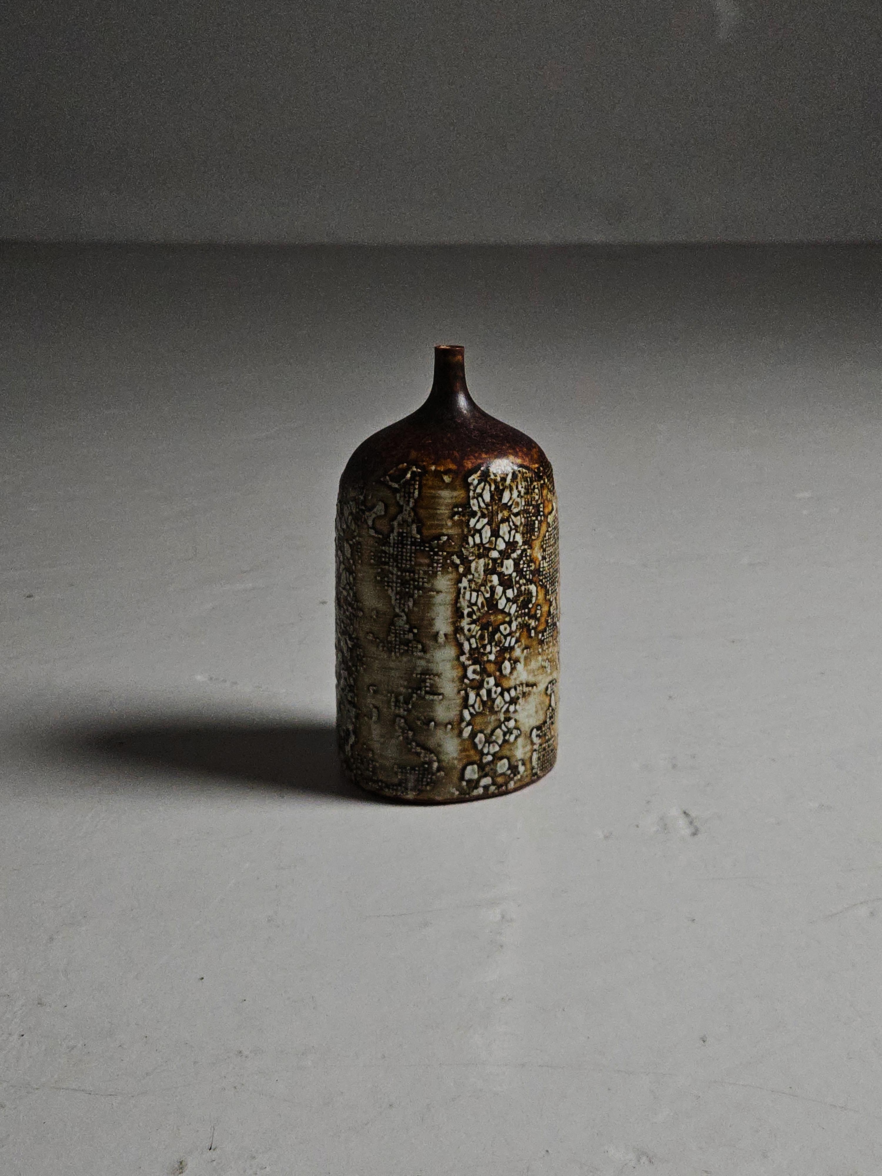 Grazioso vaso progettato dal famoso designer Stig Lindberg per lo Studio A di Gustavsberg, in Svezia, negli anni '50. 

Smalto unico nei toni del marrone. Firmato dall'artista in basso.