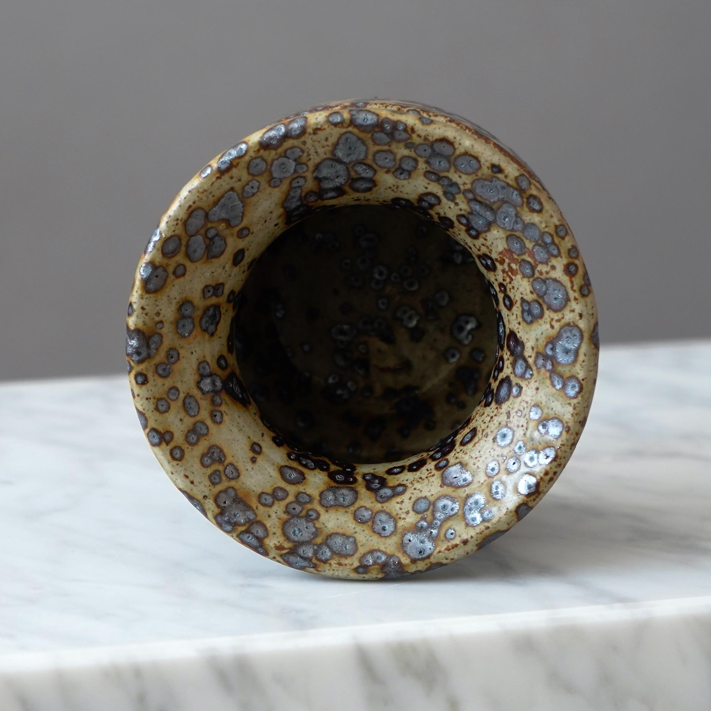 Svedese Vaso in gres marrone del ceramista svedese Claes Thell, 1978 in vendita