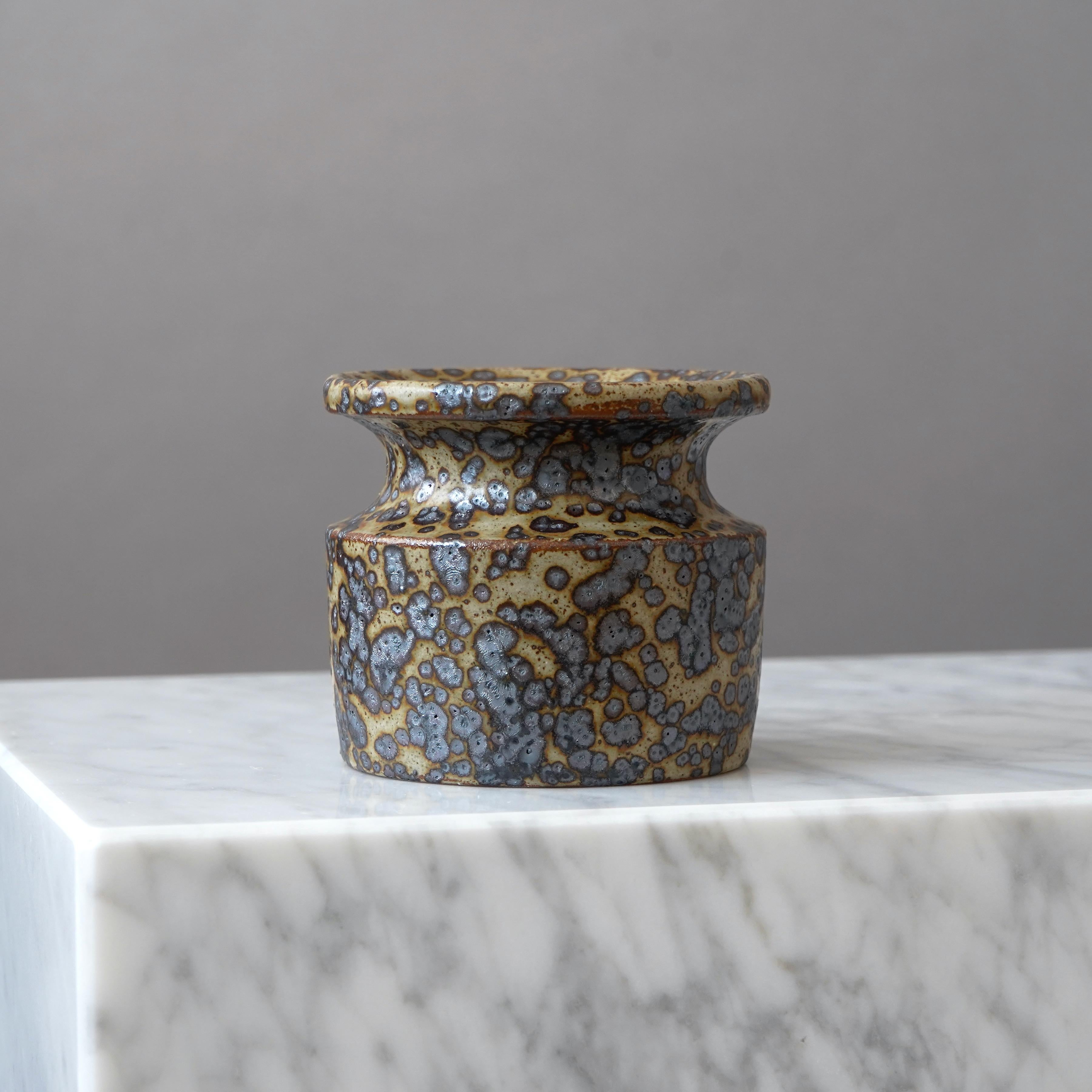 Un bellissimo vaso in gres con un'incredibile smaltatura. 
Realizzato da Claes Thell, nello studio dell'artista, Höganäs, Svezia, 1978.

Condizioni eccellenti. Firmato Thell '78.

Claes Thell è un ceramista svedese noto per i suoi pezzi intricati e