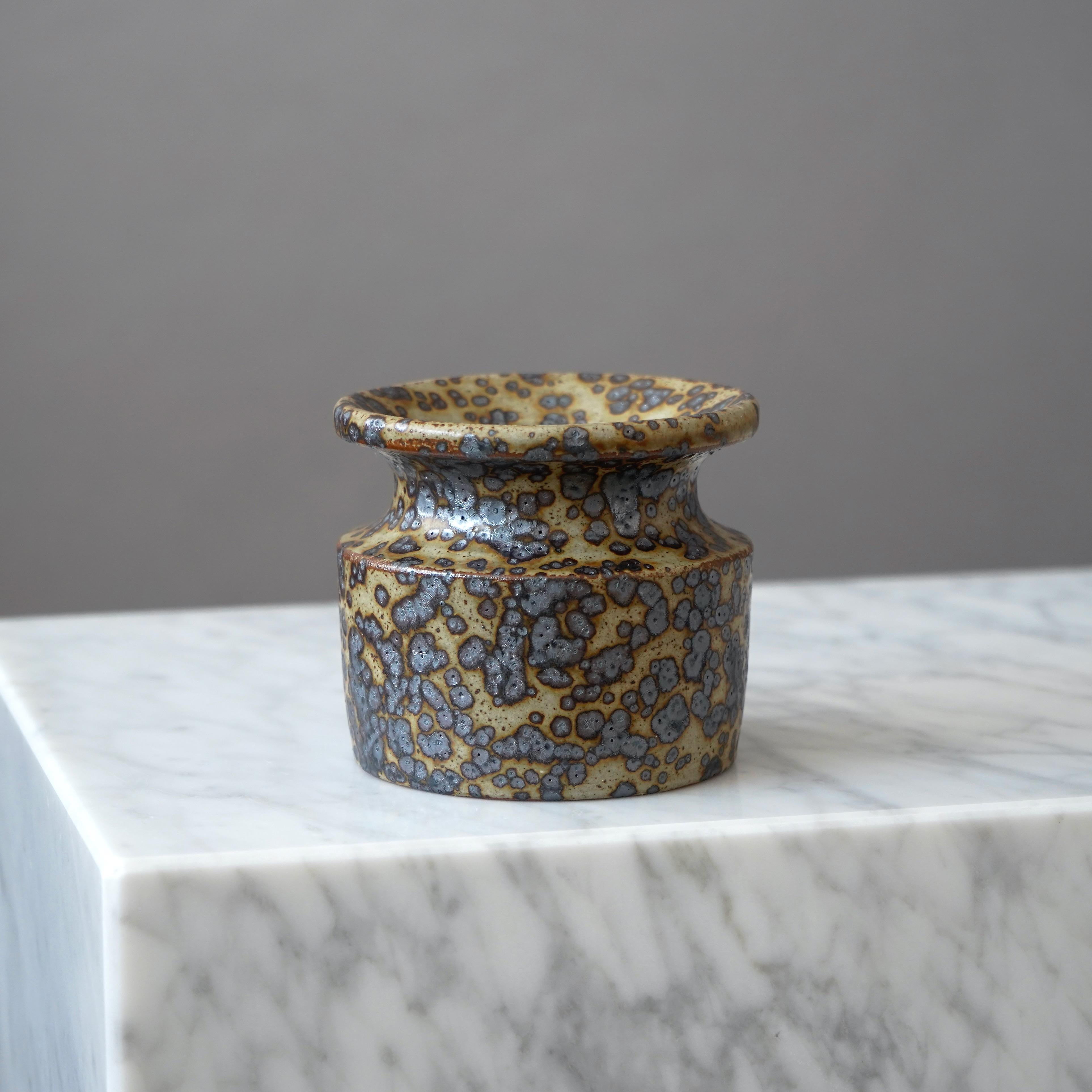 Tornito Vaso in gres marrone del ceramista svedese Claes Thell, 1978 in vendita