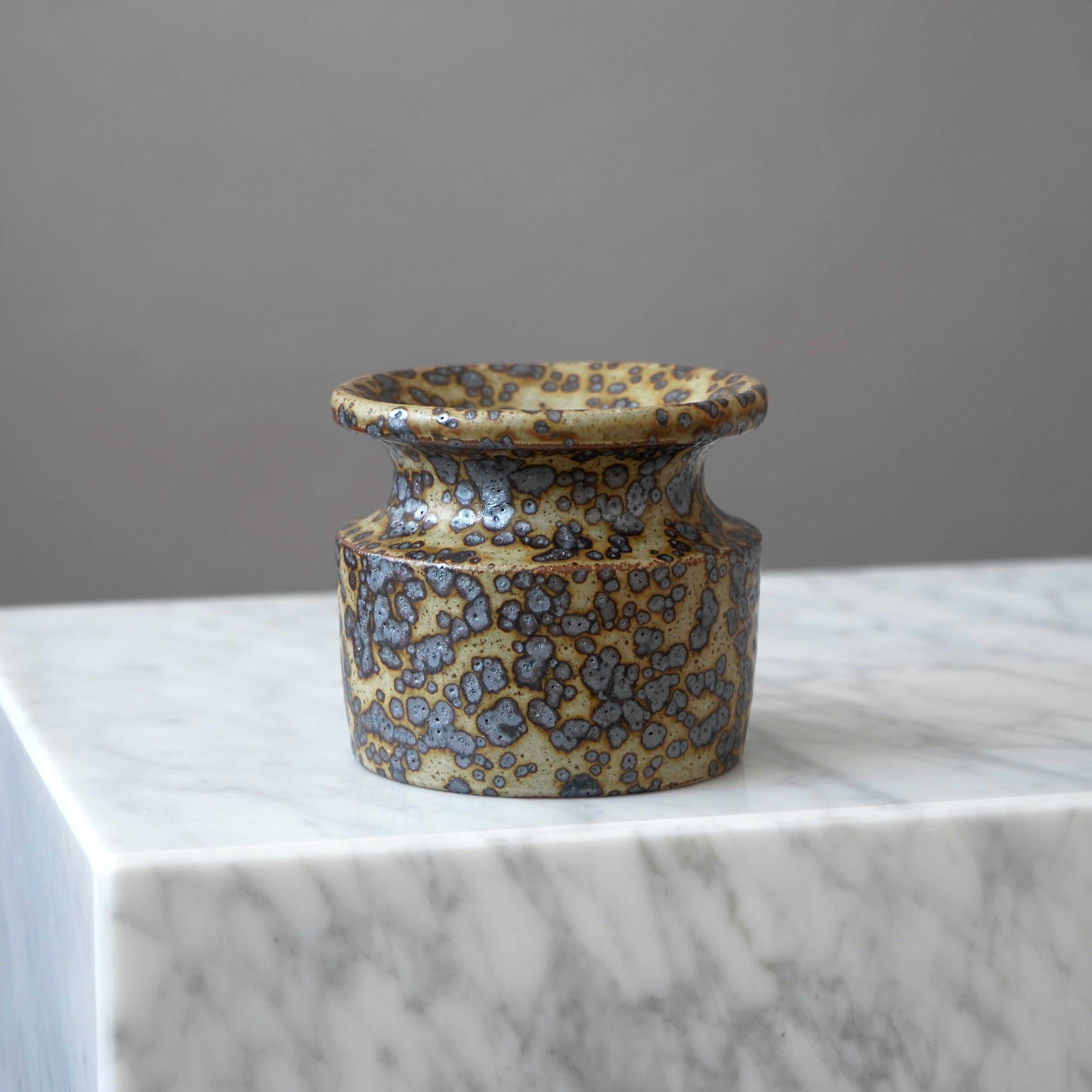Vaso in gres marrone del ceramista svedese Claes Thell, 1978 In condizioni ottime in vendita a Malmö, SE