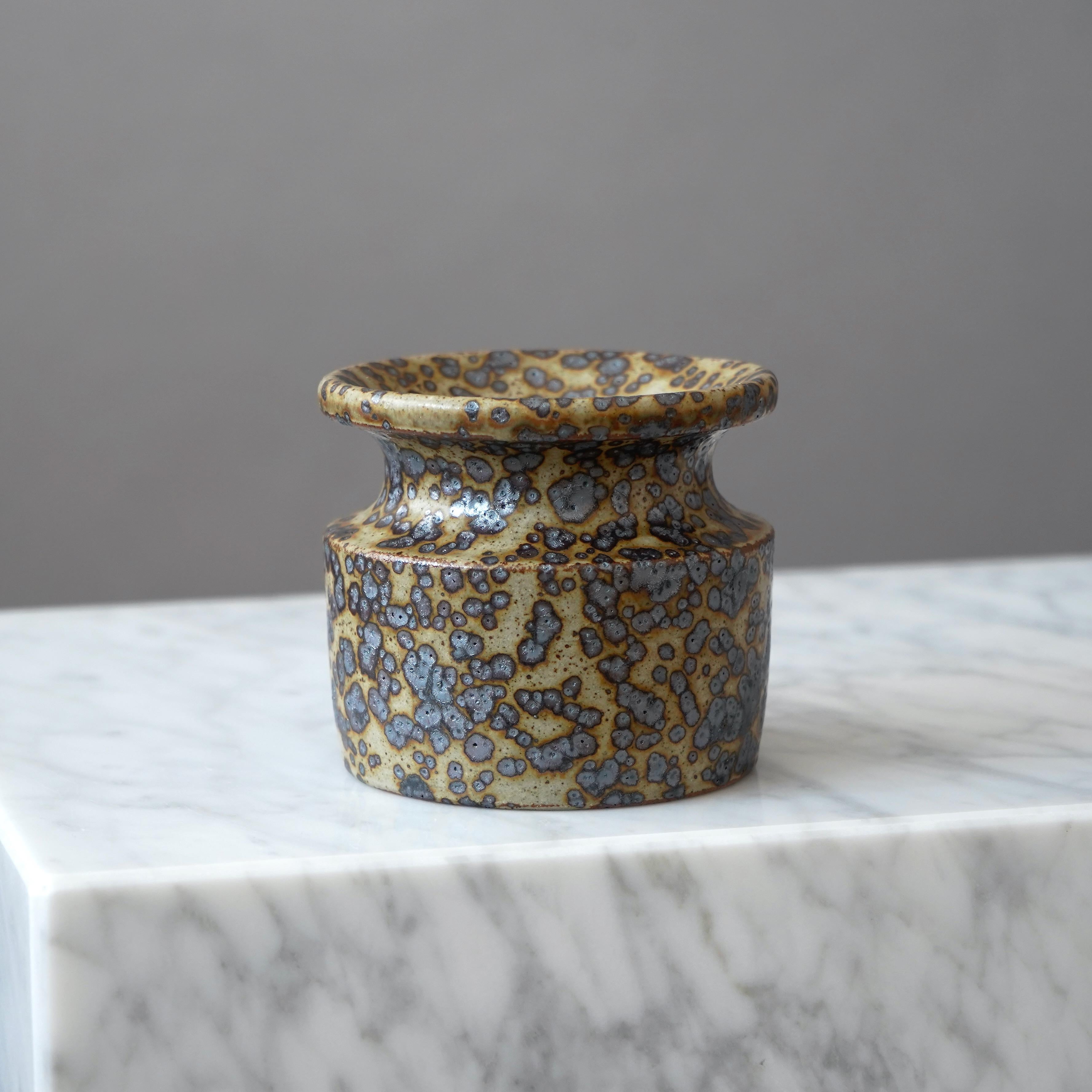 XX secolo Vaso in gres marrone del ceramista svedese Claes Thell, 1978 in vendita