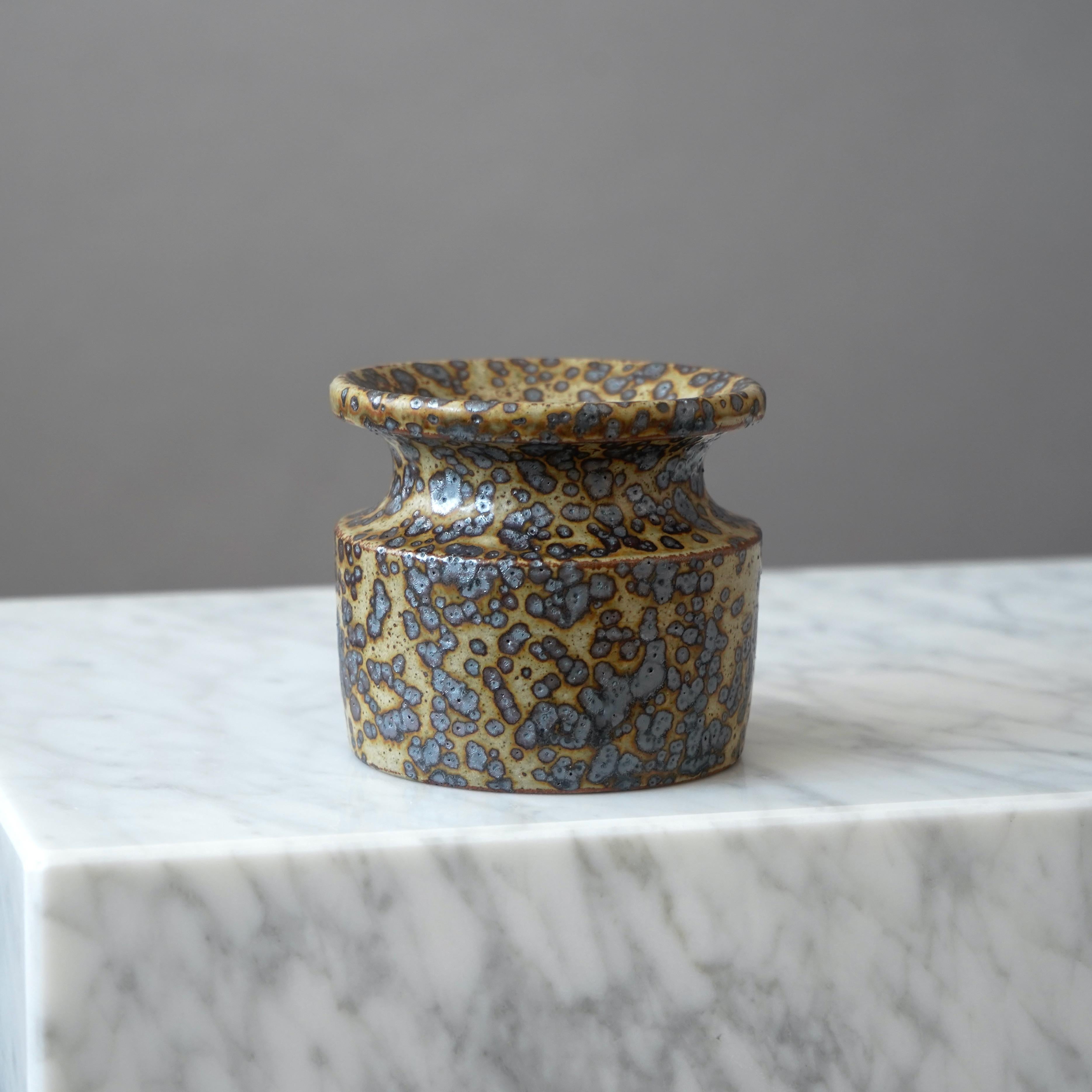 Ceramica Vaso in gres marrone del ceramista svedese Claes Thell, 1978 in vendita