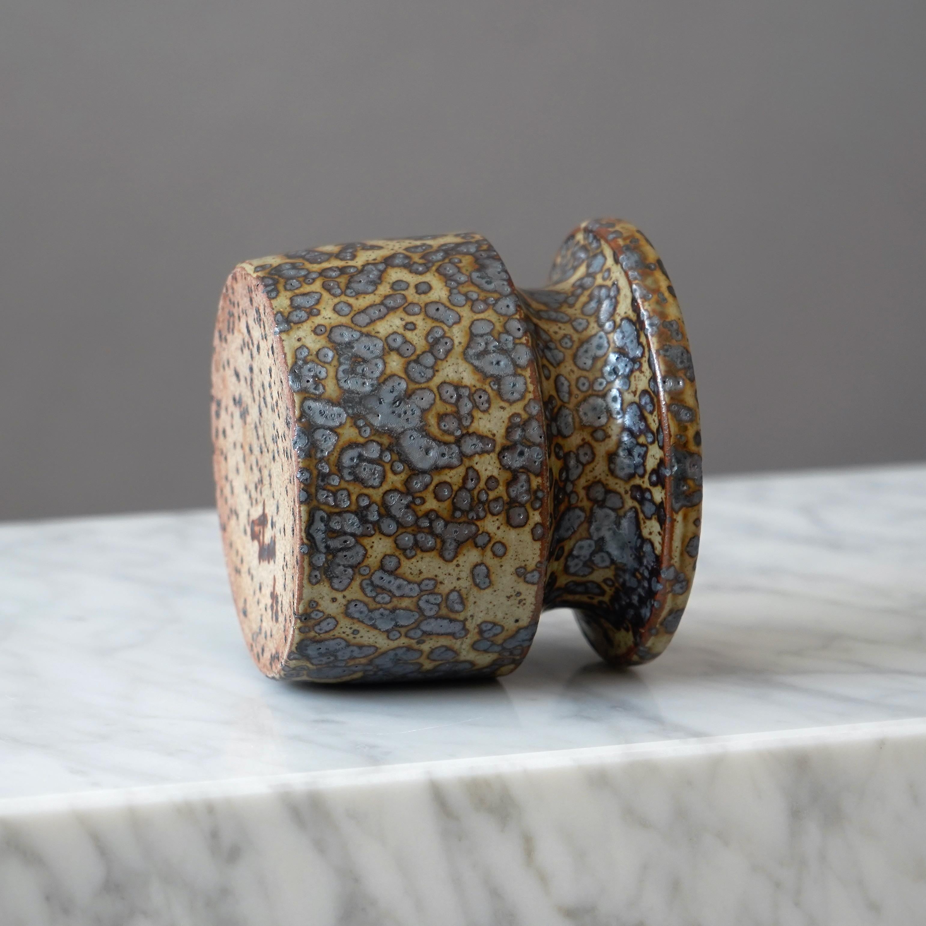 Vaso in gres marrone del ceramista svedese Claes Thell, 1978 in vendita 2