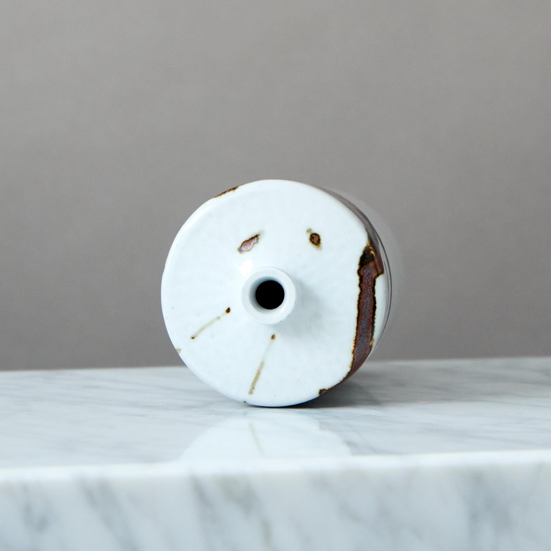 Stoneware Vase by Swedish Ceramist Claes Thell, 1996. White/Grey In Good Condition For Sale In Malmö, SE