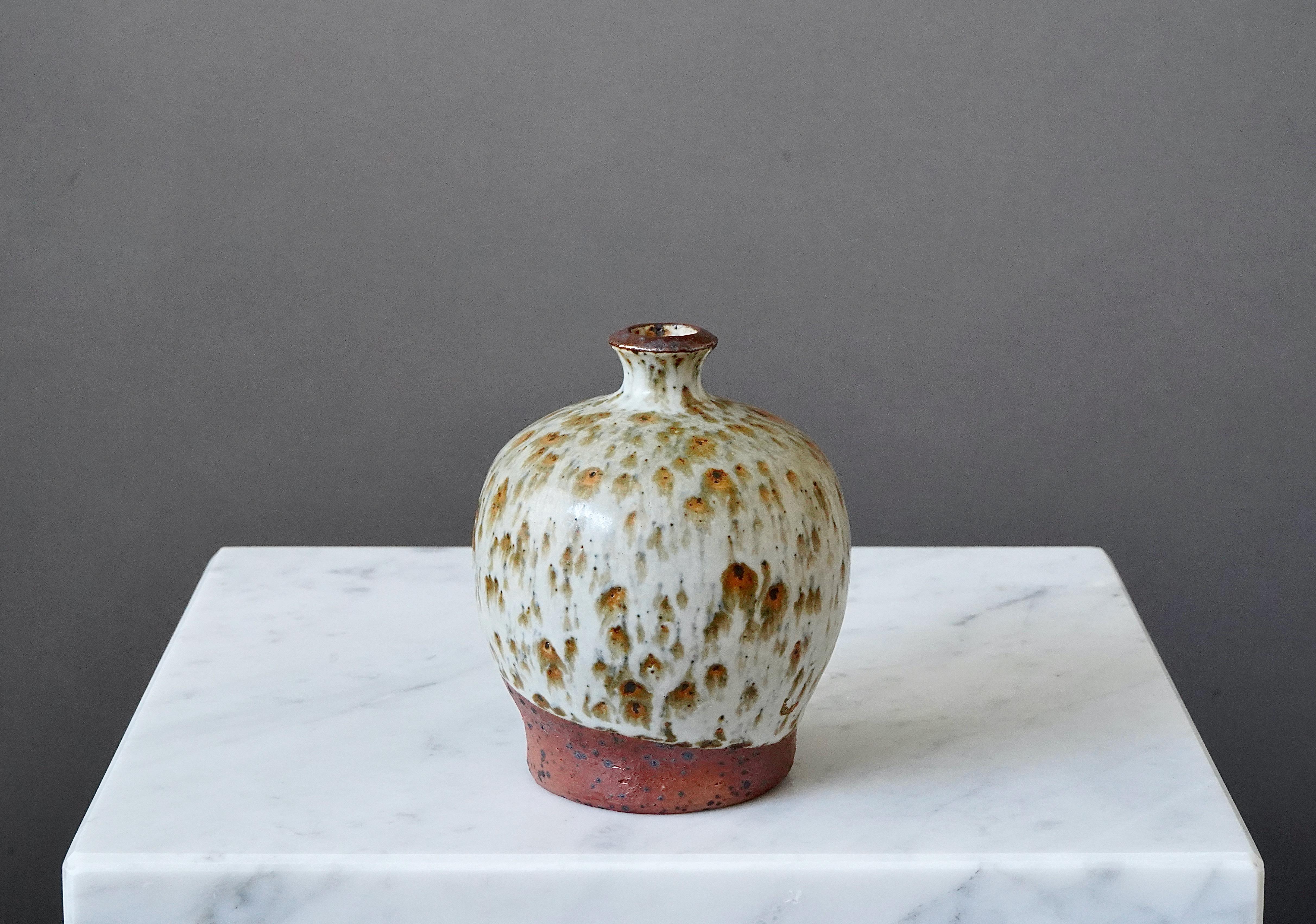 Eine schöne und einzigartige Vase aus Steingut mit erstaunlicher Glasur. 
Hergestellt von Rolf Palm, im Studio des Künstlers, Mölle, Schweden, 1981.

Ausgezeichneter Zustand. Eingeschnitten 'Palm / Mölle / H0' und markiert '176'.

Rolf Palm