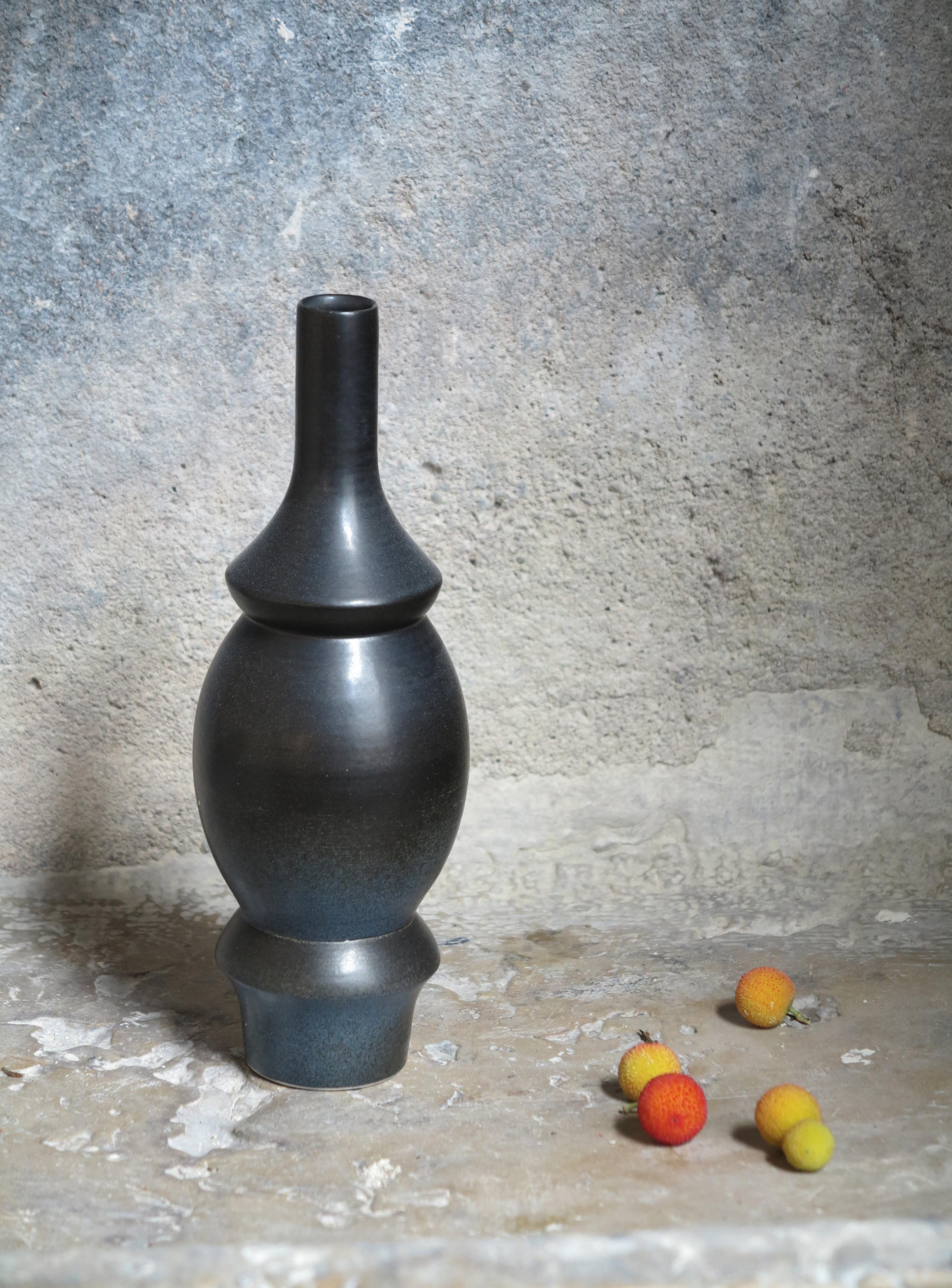 Corps de vase en grès de Cica Gomez
Dimensions : Ø 7,5 x H 23 cm
Matériaux : Grès cérame

Objets habituels. Mon travail est d'abord motivé par la recherche de la ligne. Celui qu'il dessine lorsque l'objet prend forme et place dans l'espace. Ce
