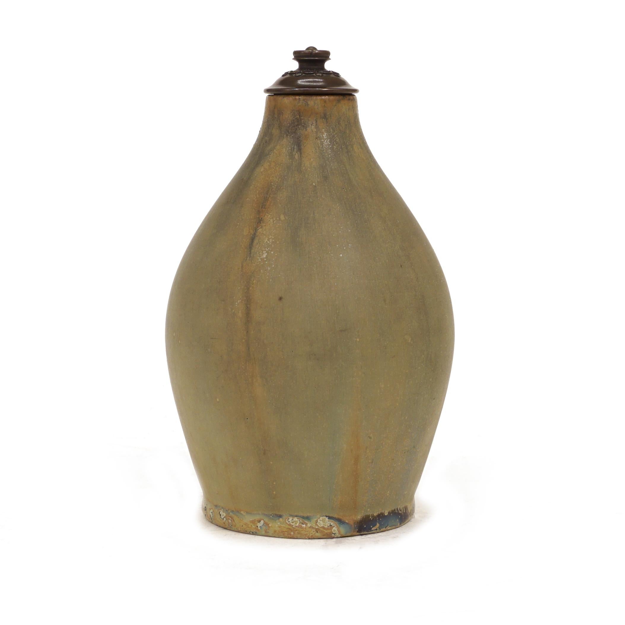 Stoneware vase with cover of patinated bronze. Manufactured by Royal Copenhagen, Copenhagen.
Measure: H: 17,5cm.