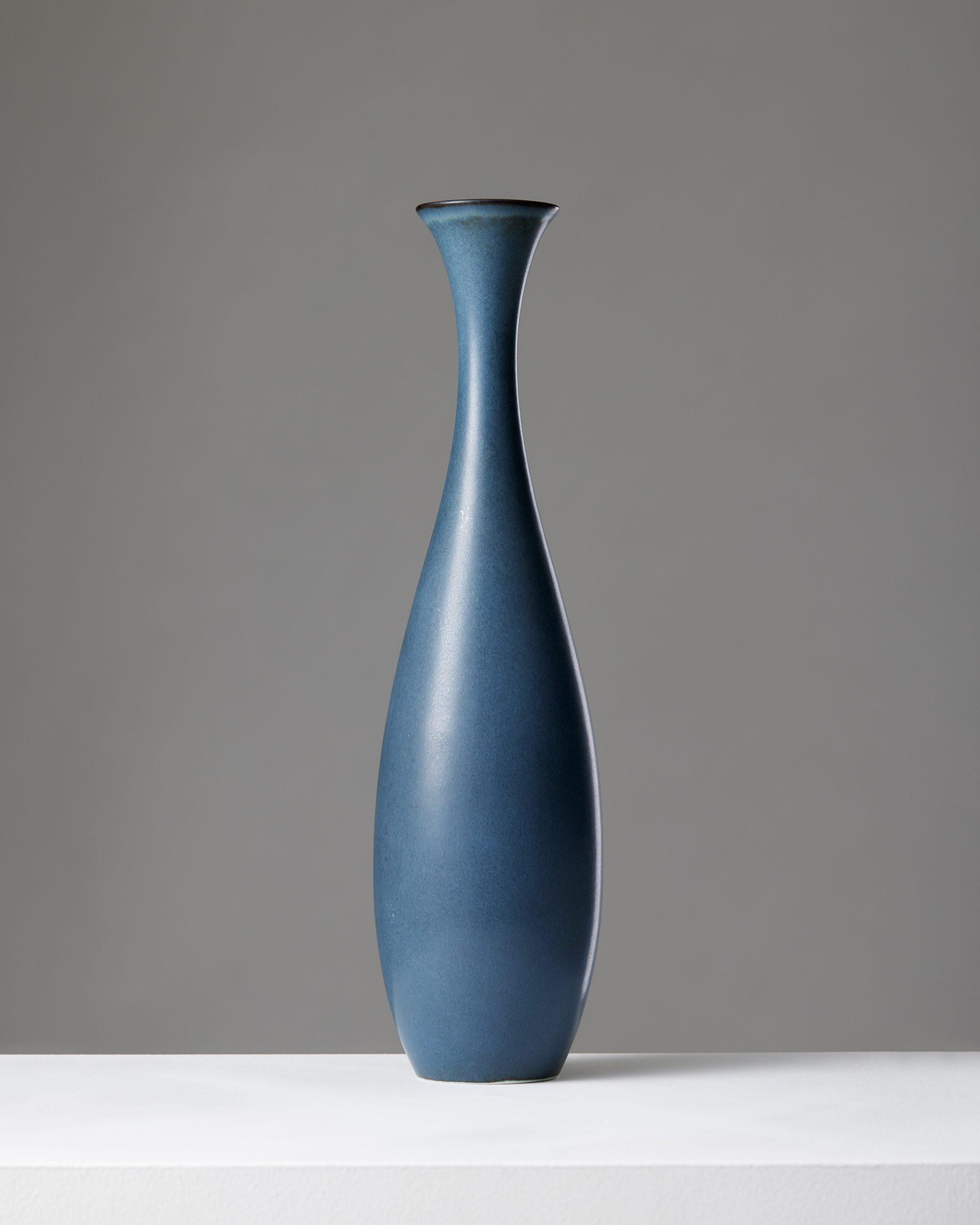 Vase, entworfen von Carl-Harry Stålhane für Rörstrand,
Schweden, 1950er Jahre.

Steingut.

Unterschrieben.
