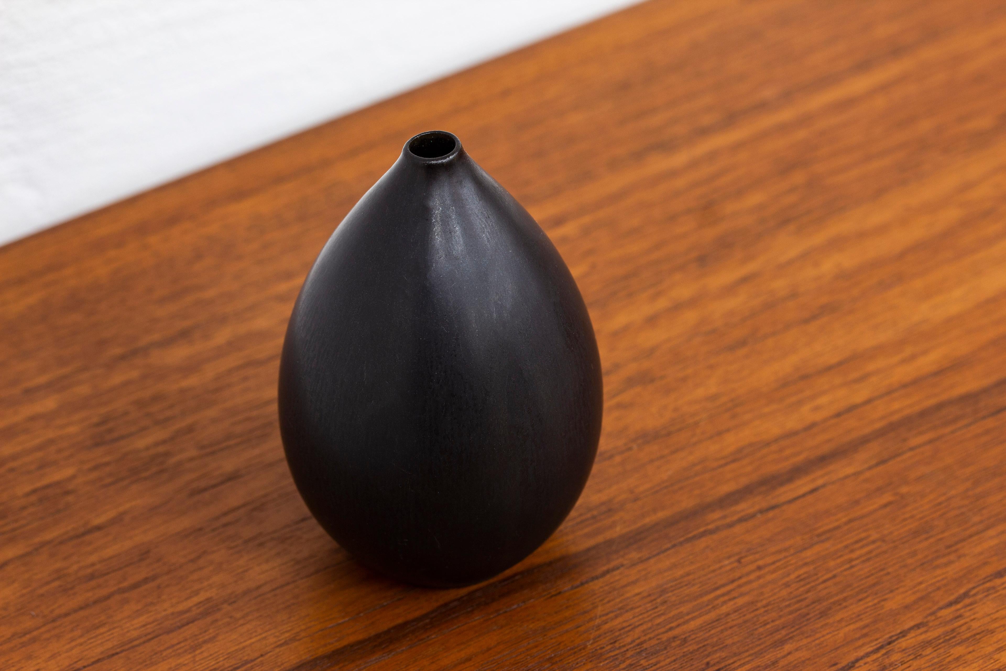 Stoneware vase designed by Carl-Harry Stålhane. Hand made at Rörstrand in the 1940s. Black 