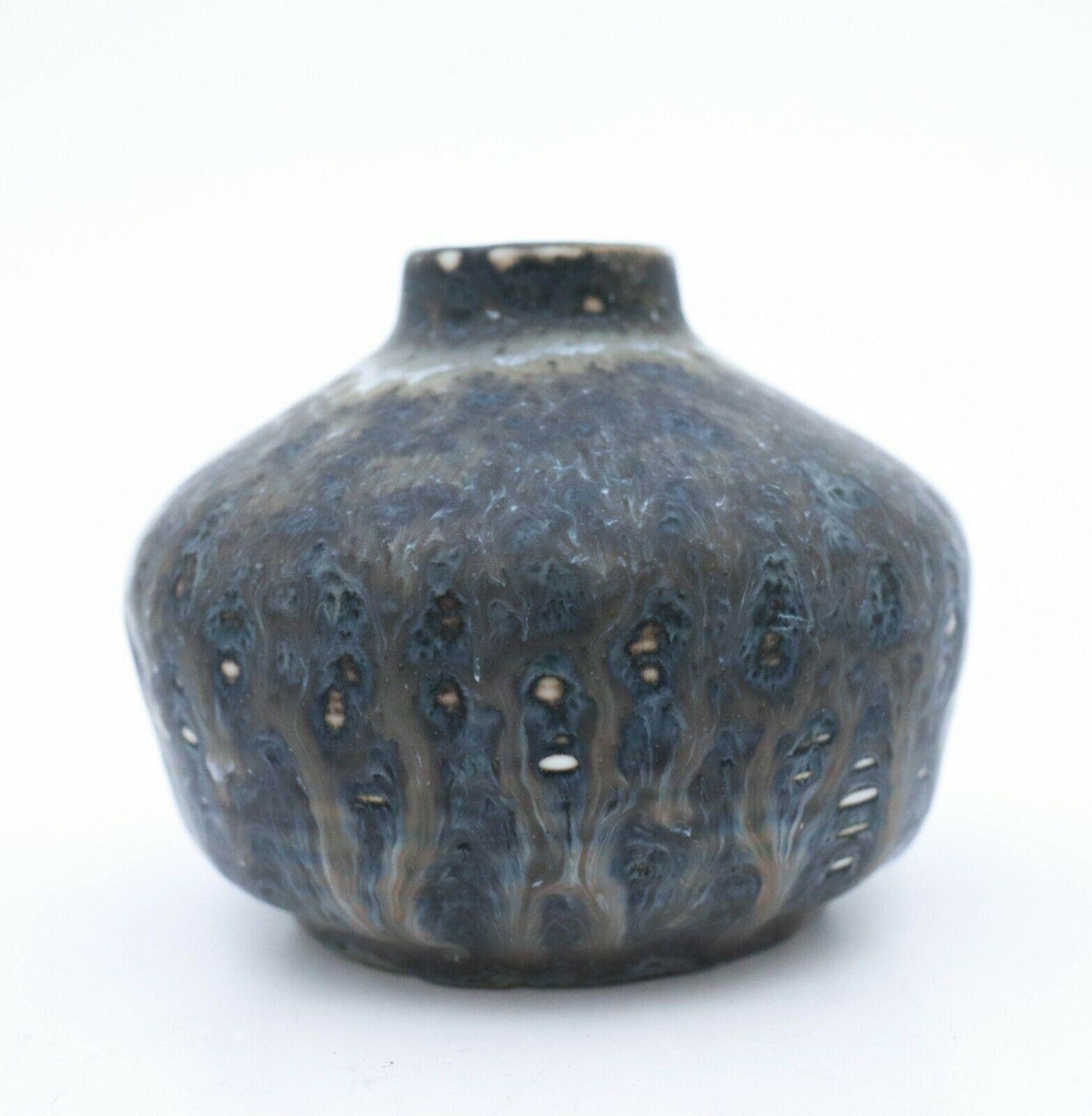 A vase designed by Gunnar Nylund at Rörstrand, the vase is 11 cm in diameter and 9,5 cm high. It has a beautiful glaze, it´s in mint condition. 
 