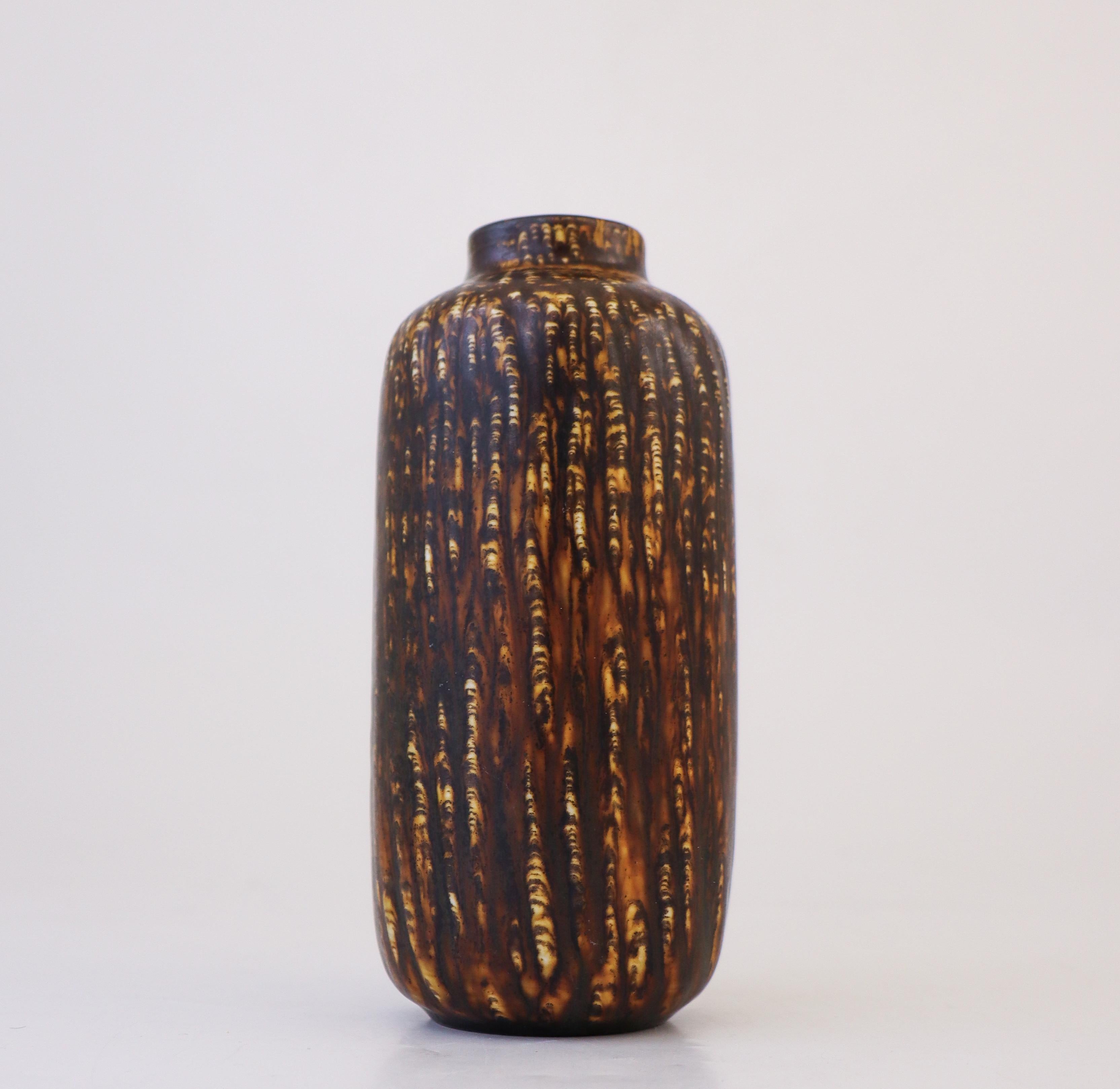 Il vaso in gres marrone della serie Rubus, disegnato da Gunnar Nylund a Rörstrand, è alto 16 cm (6,4