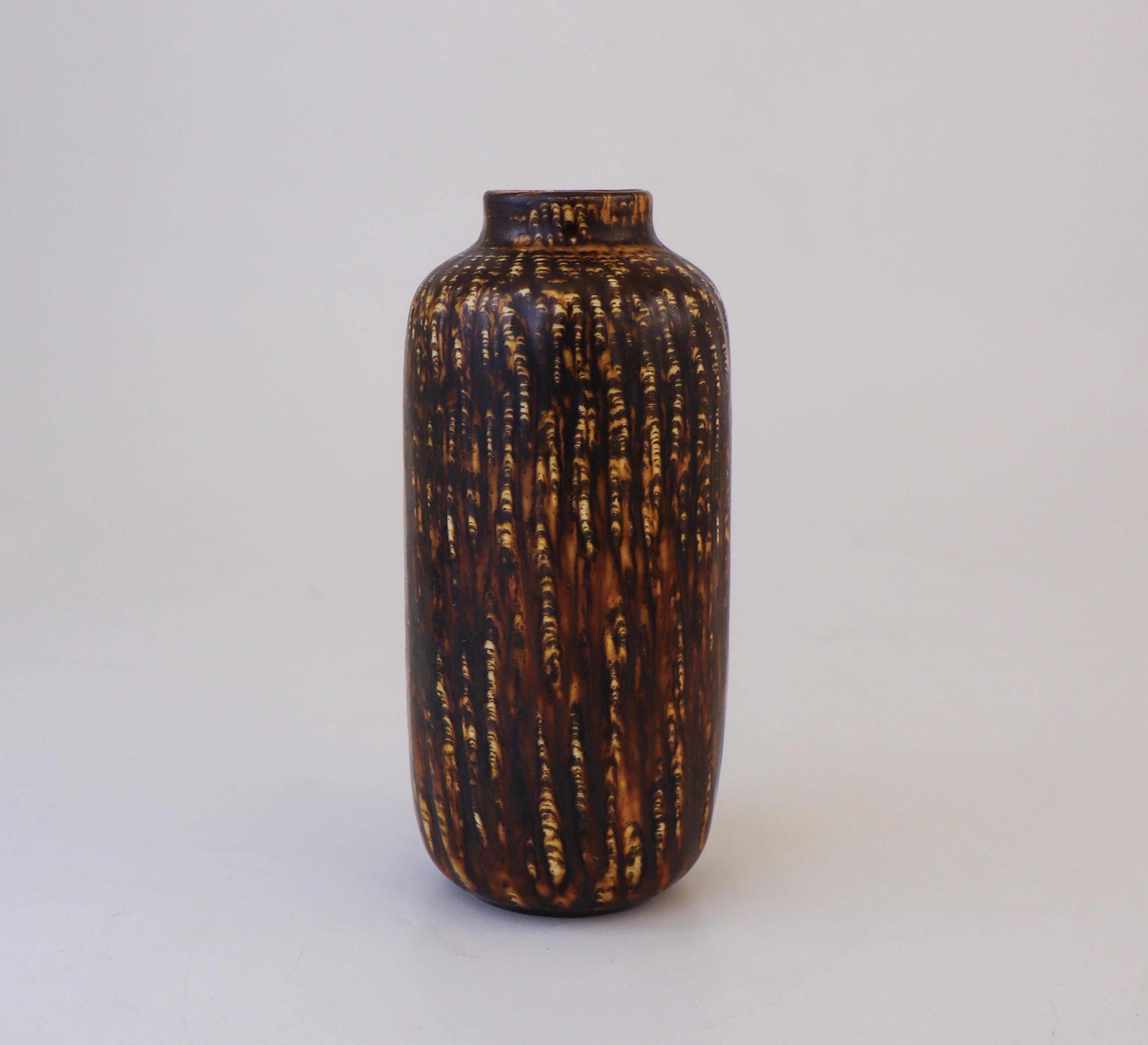 Scandinavo moderno Vaso in gres, Gunnar Nylund, Rörstrand, Rubus marrone, metà del secolo scorso in vendita