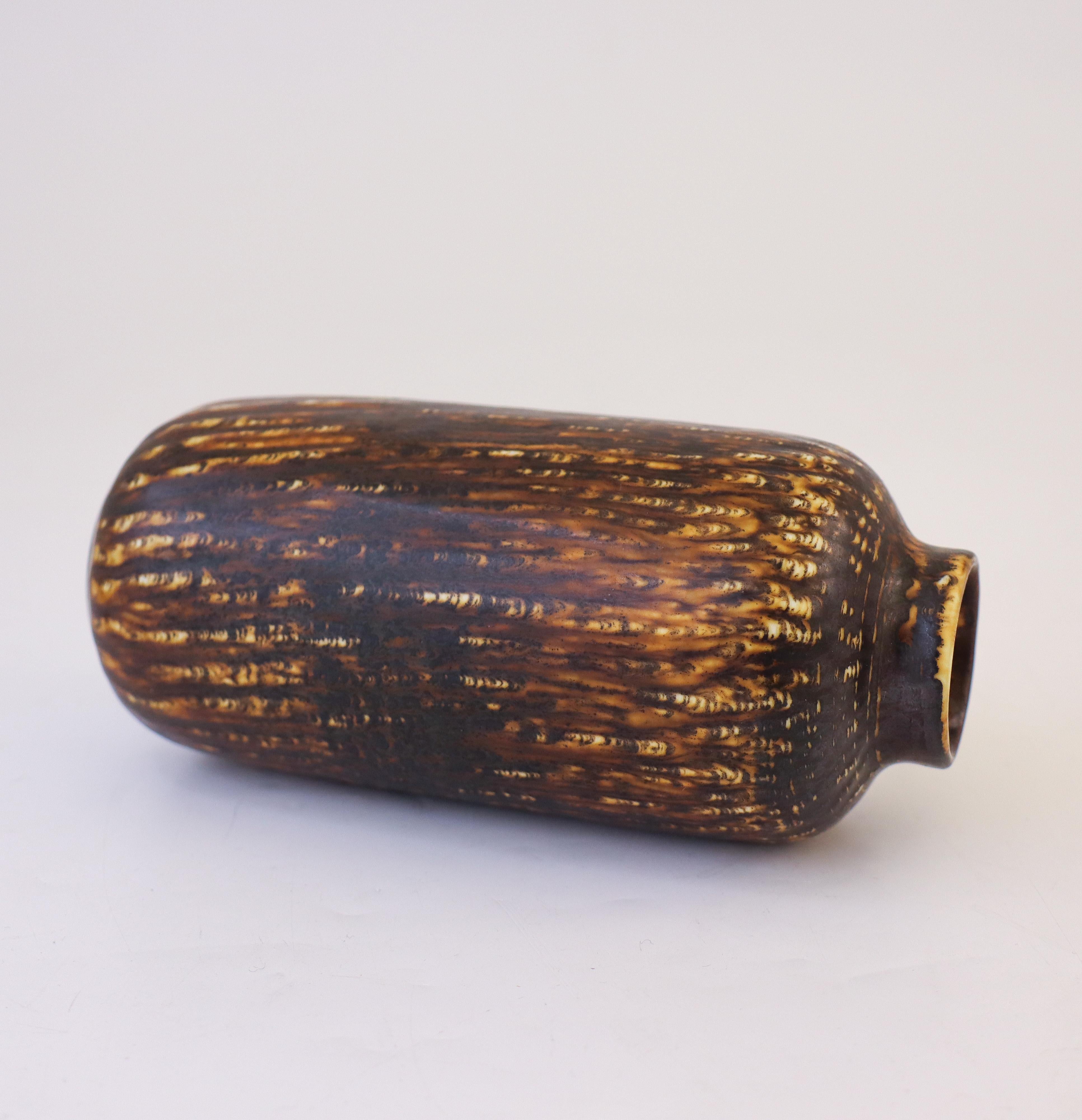 Svedese Vaso in gres, Gunnar Nylund, Rörstrand, Rubus marrone, metà del secolo scorso in vendita