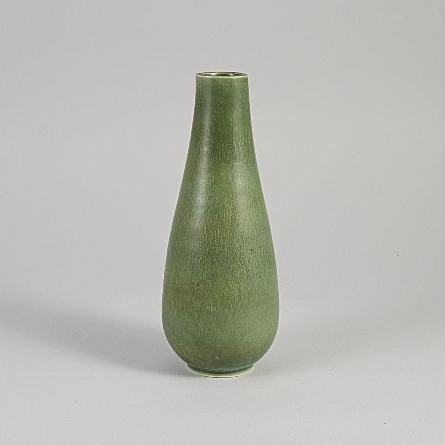 Vase en grès à glaçure verte dite 