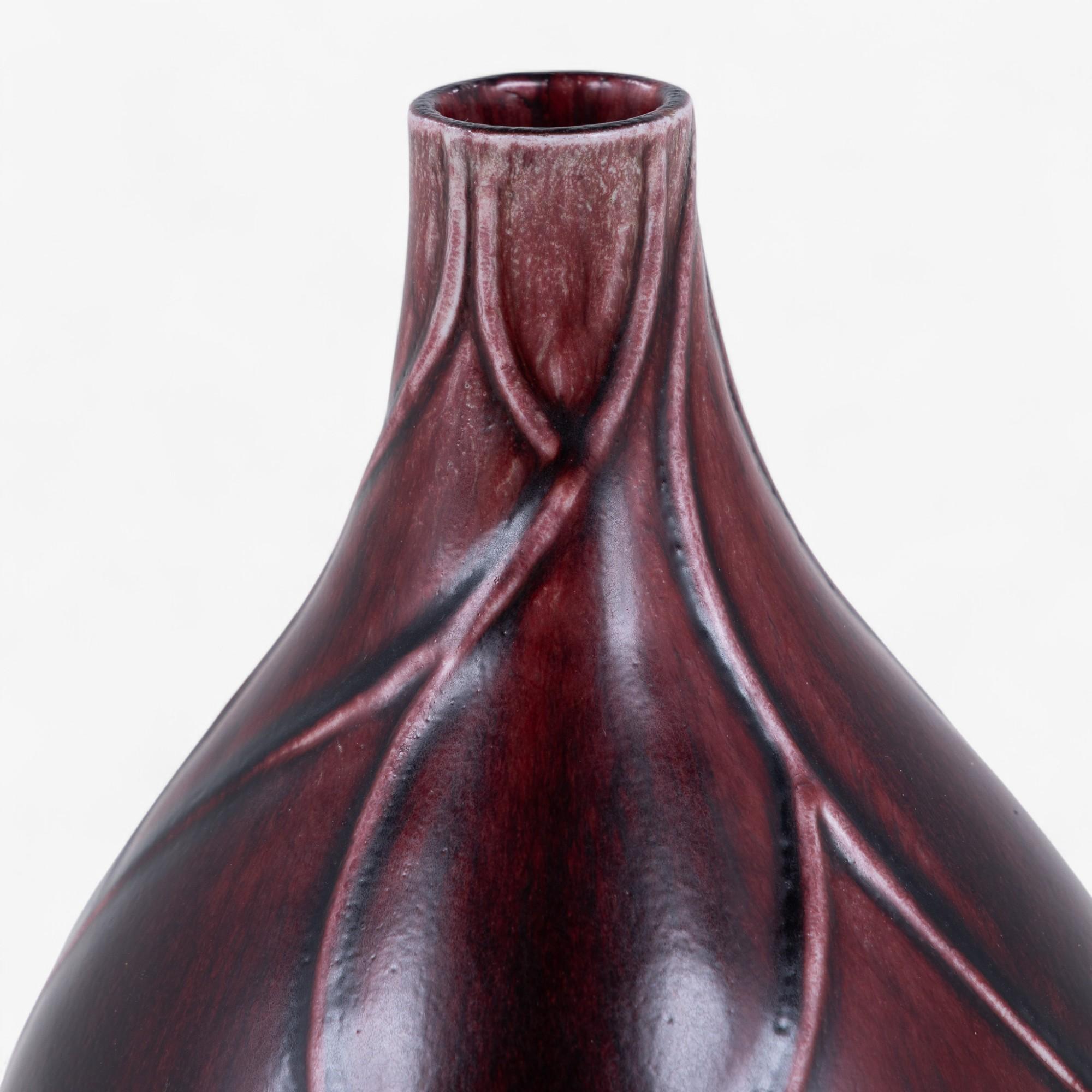Zwiebelförmige Vase aus Steingut mit Relief und ochsenblutfarbener Glasur. Signiert von Axel Salto und Royal Copenhagen.