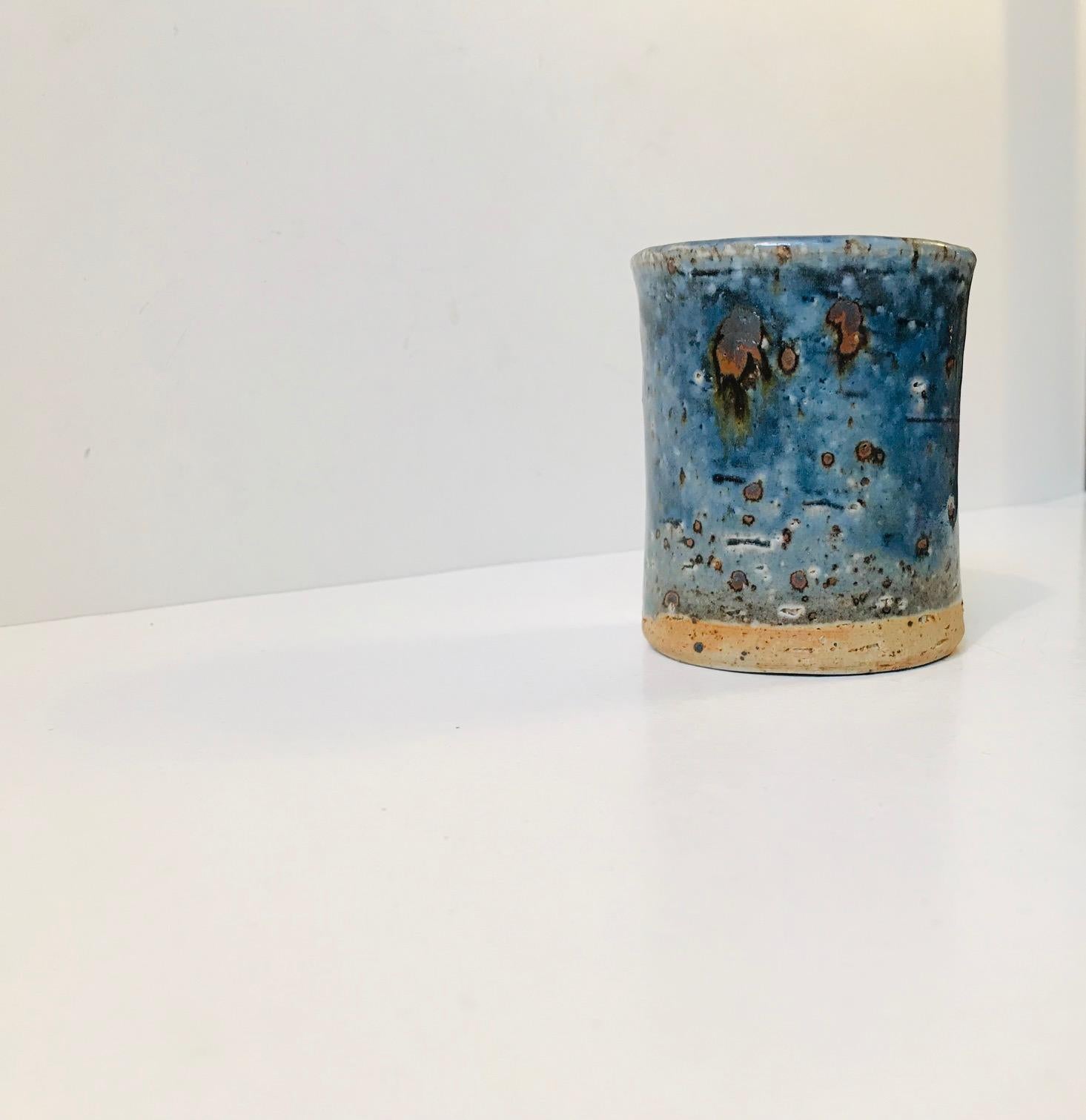 - Un vaso da studio Atelje di Rörstrand, in Svezia, in edizione limitata.
- Progettato da Marianne Westman negli anni '60.
- Questo pezzo presenta un corpo cilindrico spesso e smalti cristallini blu.
- Firmato e marcato a mano sulla base.