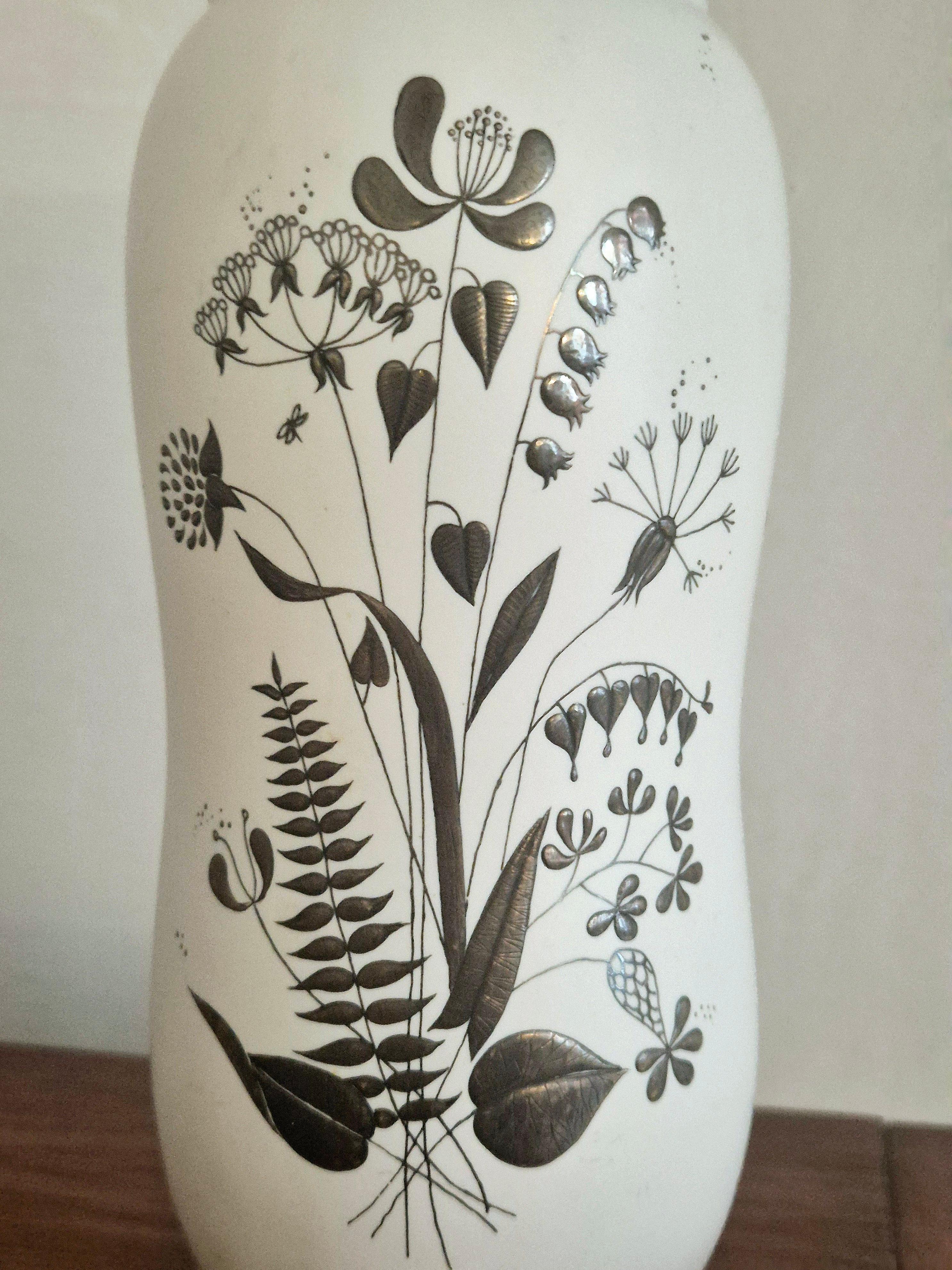 Scandinavo moderno Vaso in gres con decoro di fiori in argento, modello Grazia, Swedish Modern. in vendita
