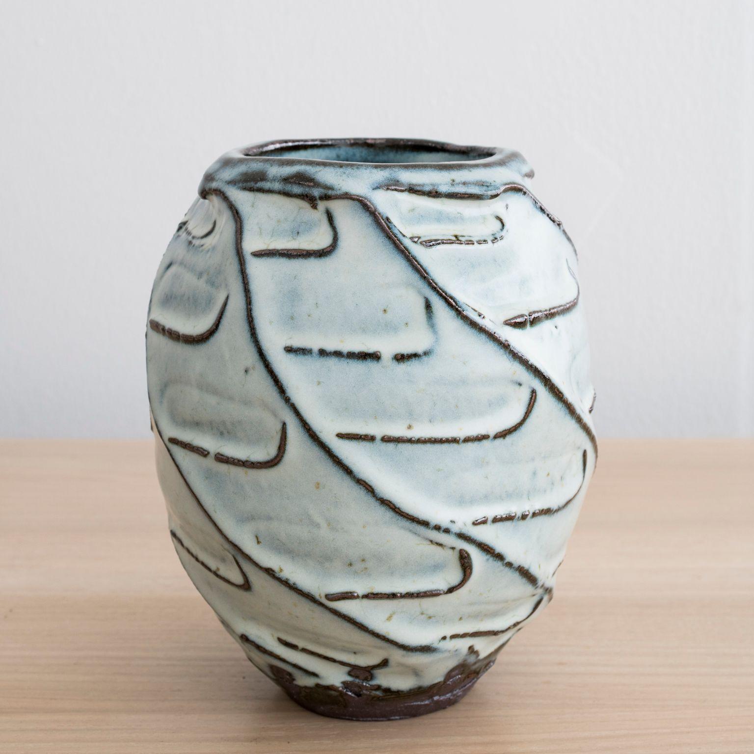 Vase aus Steingut, handgefertigt von Mats Svensson

Schwarzer Ton mit Nuka-Glasur

Hergestellt in Schweden, 2020

Ungefähr: Höhe 8 1/2