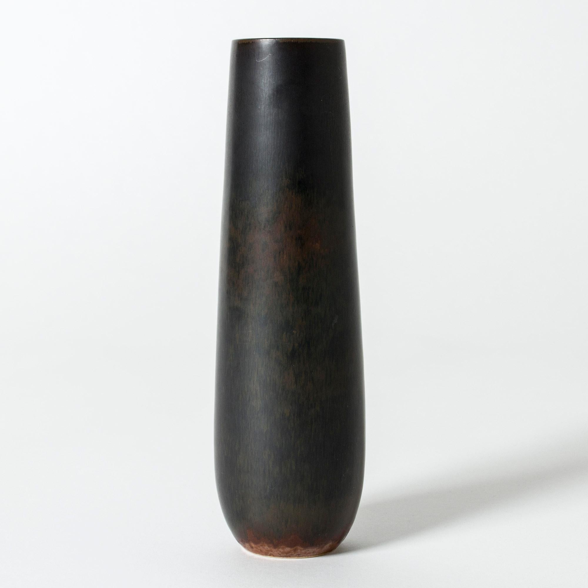 Fresco vaso in gres di Carl-Harry Stålhane dalla semplice forma a cilindro. Densa velatura di pelliccia di lepre nera.

Carl-Harry Stålhane è stato una delle stelle tra gli artisti svedesi della ceramica negli anni '50, '60 e '70, i cui design