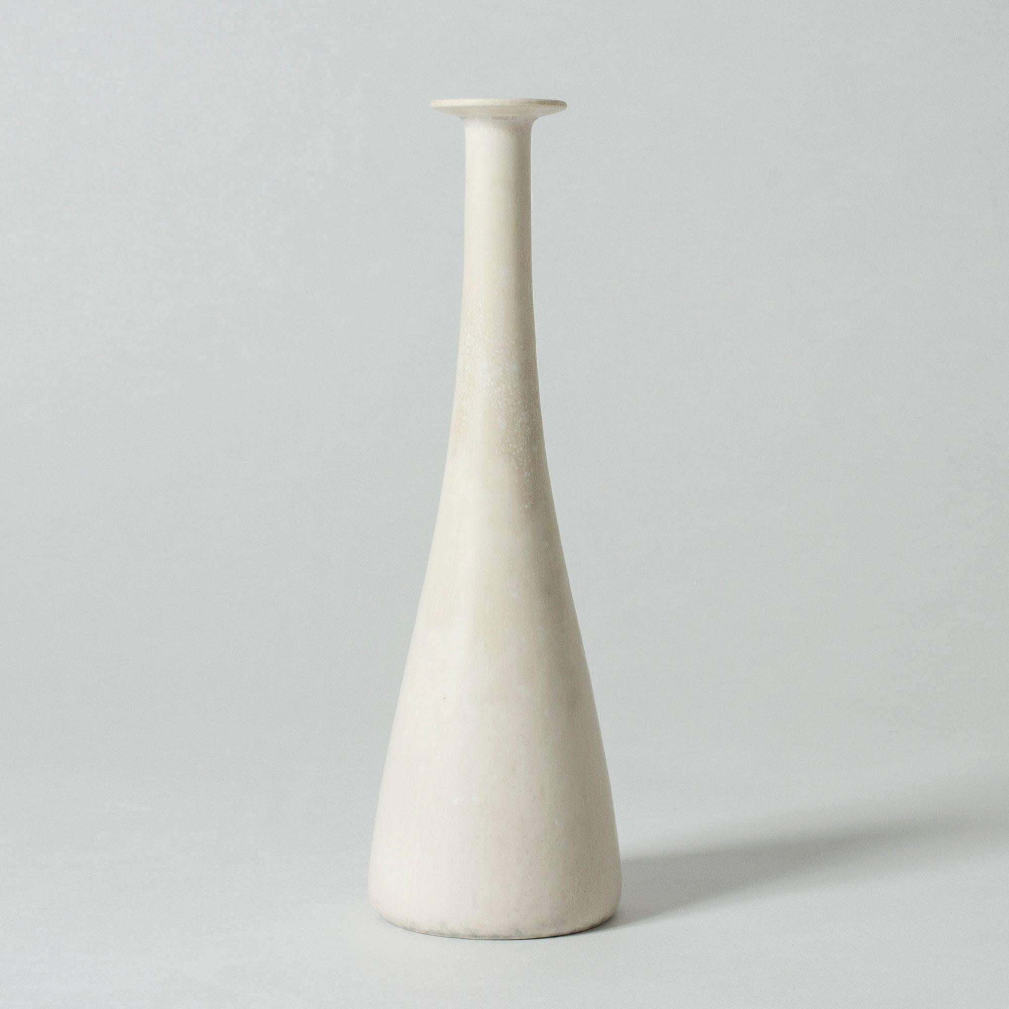 White stoneware vase by Gunnar Nylund in a modernist design with a distinct silhouette. Beautiful eggshell white mimosa glaze.